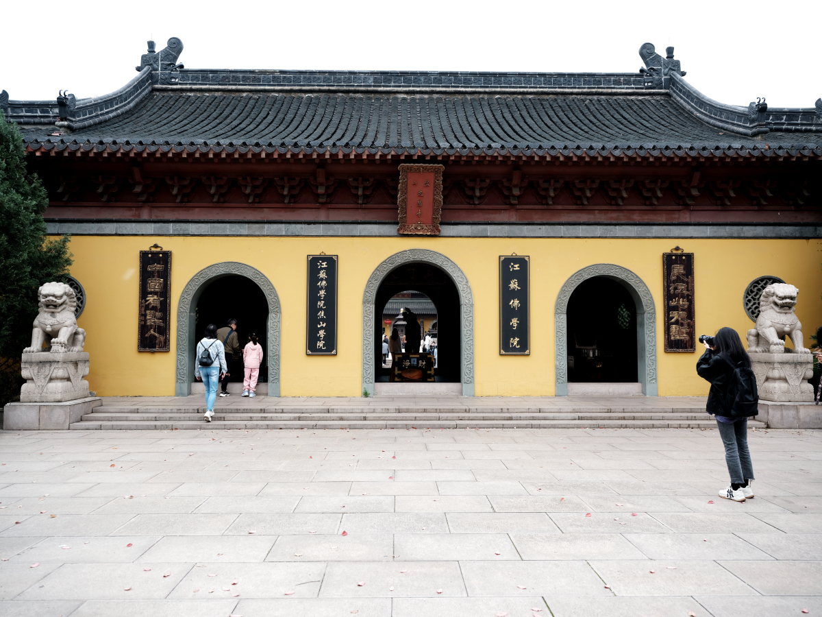 今天我要带大家探访一个特别的地方,那就是镇江金山寺——"白娘子水漫