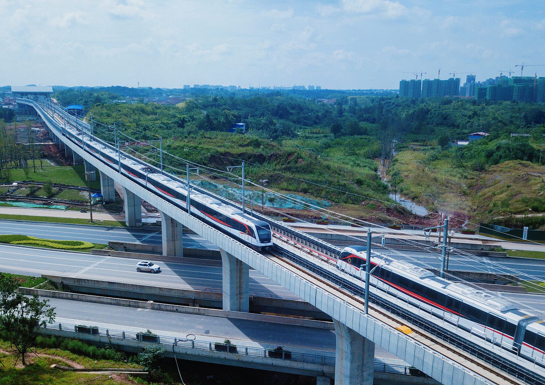 成都地铁18号线每隔1个小时,火车南站到天府机场间便会开行一站直达车