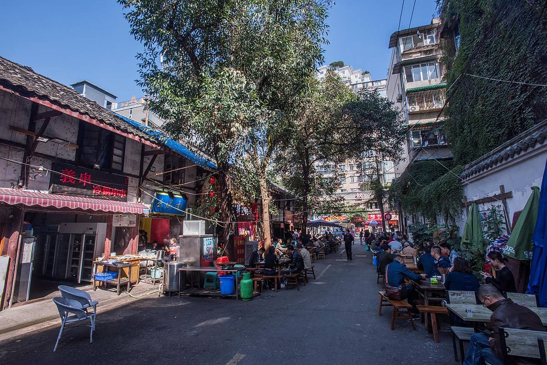 枣子巷位于成都市金牛区西安路街道,它的来历可以追溯到民国时期.