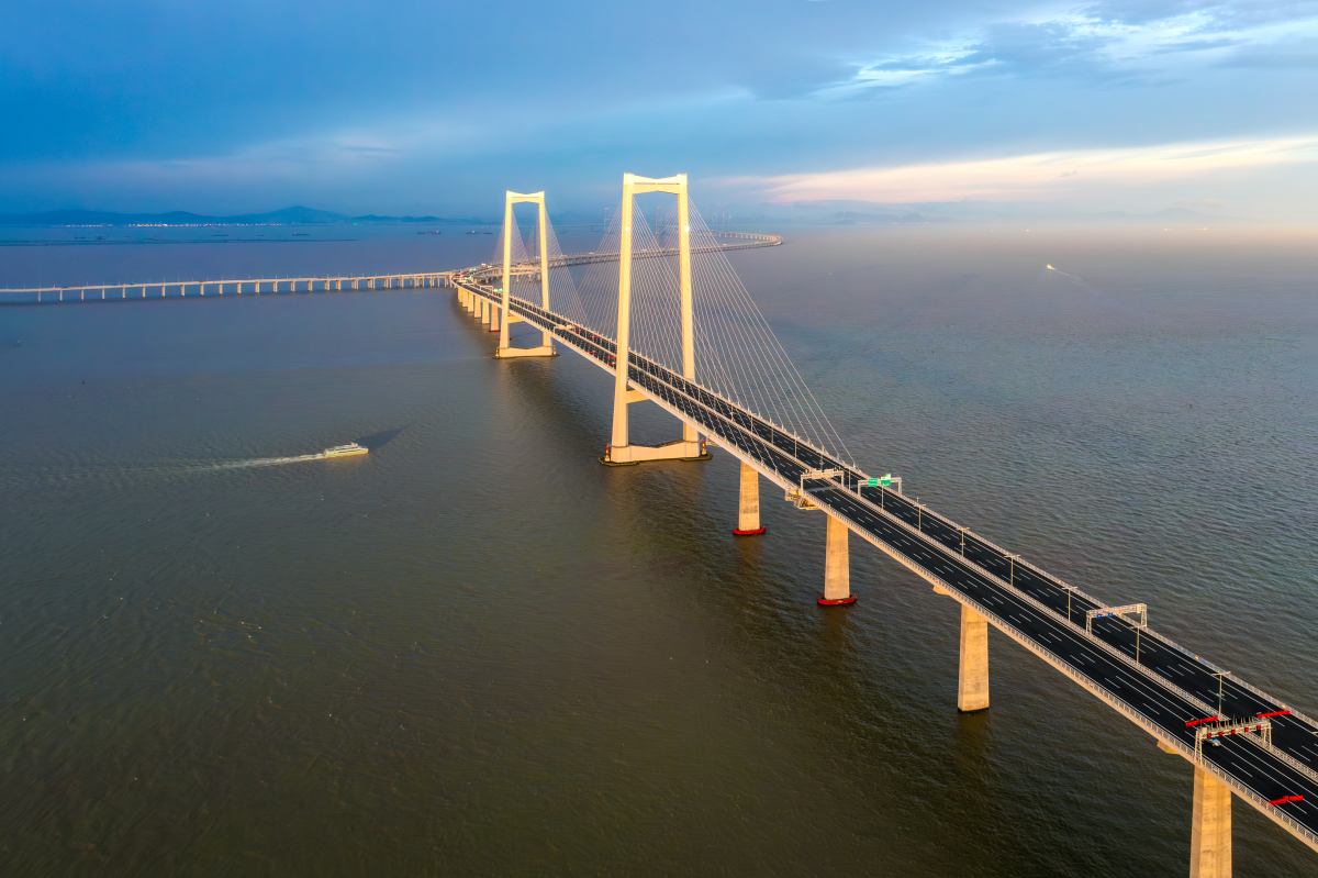 横跨珠江口的4座大桥: 第一座:深中通道(2024年通车) 第二座:港珠澳