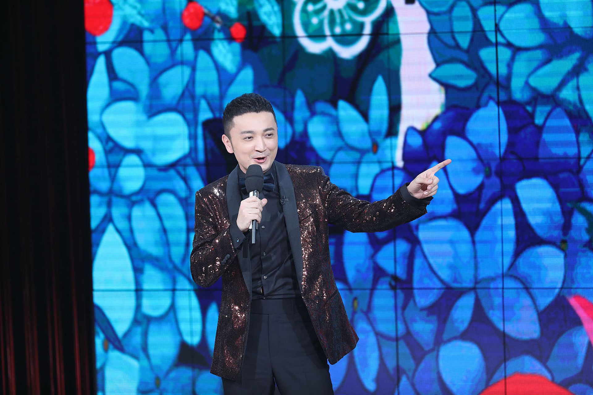 尼格买提·热合曼是一位来自新疆的著名主持人,曾在央视担任多个重要