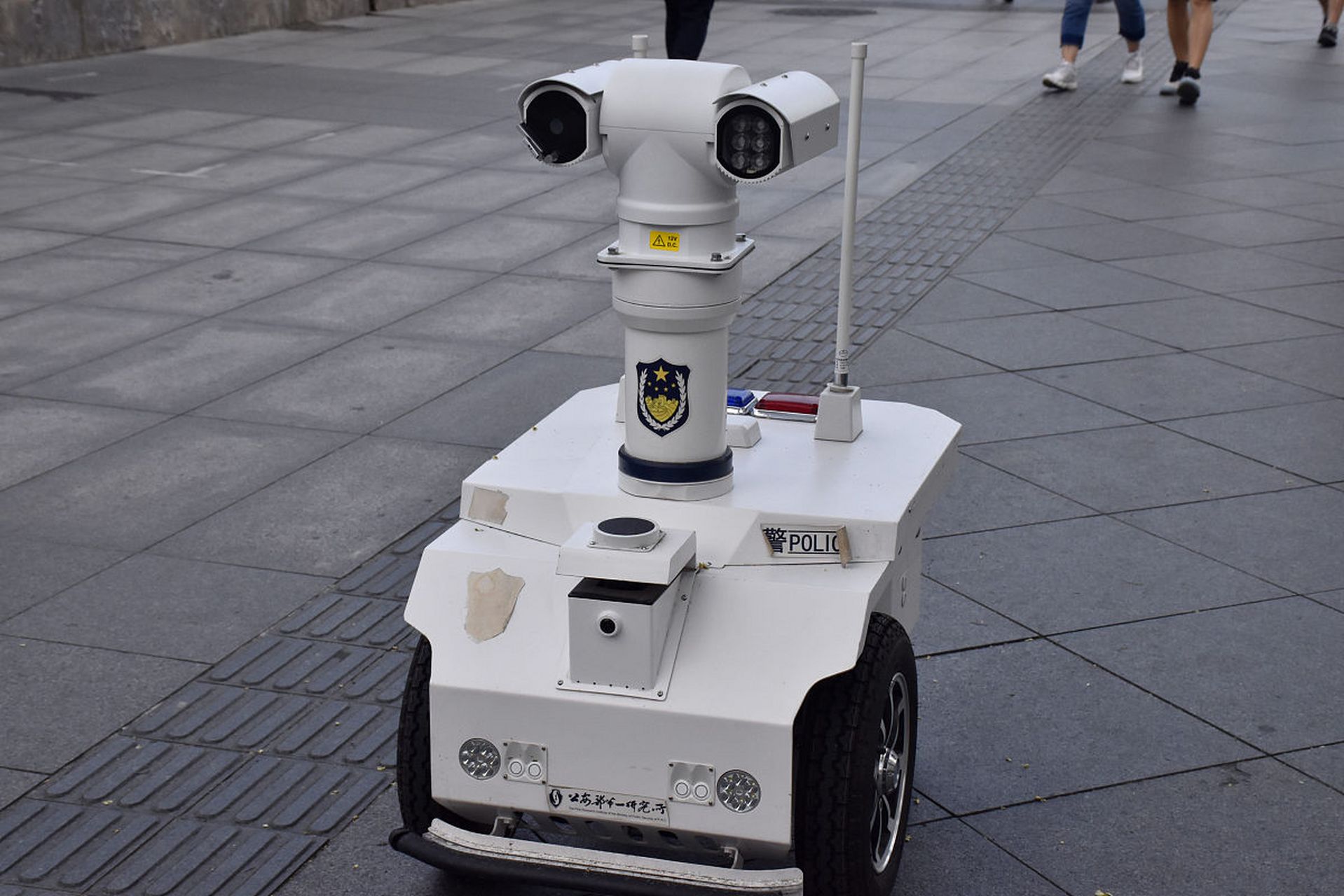 轮式巡检机器人改变安防,能源和环保领域!