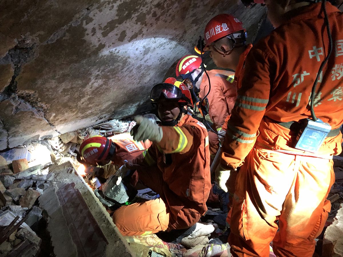 一个人在水下溶洞里困了五天五夜,没吃没喝还能活着出来!