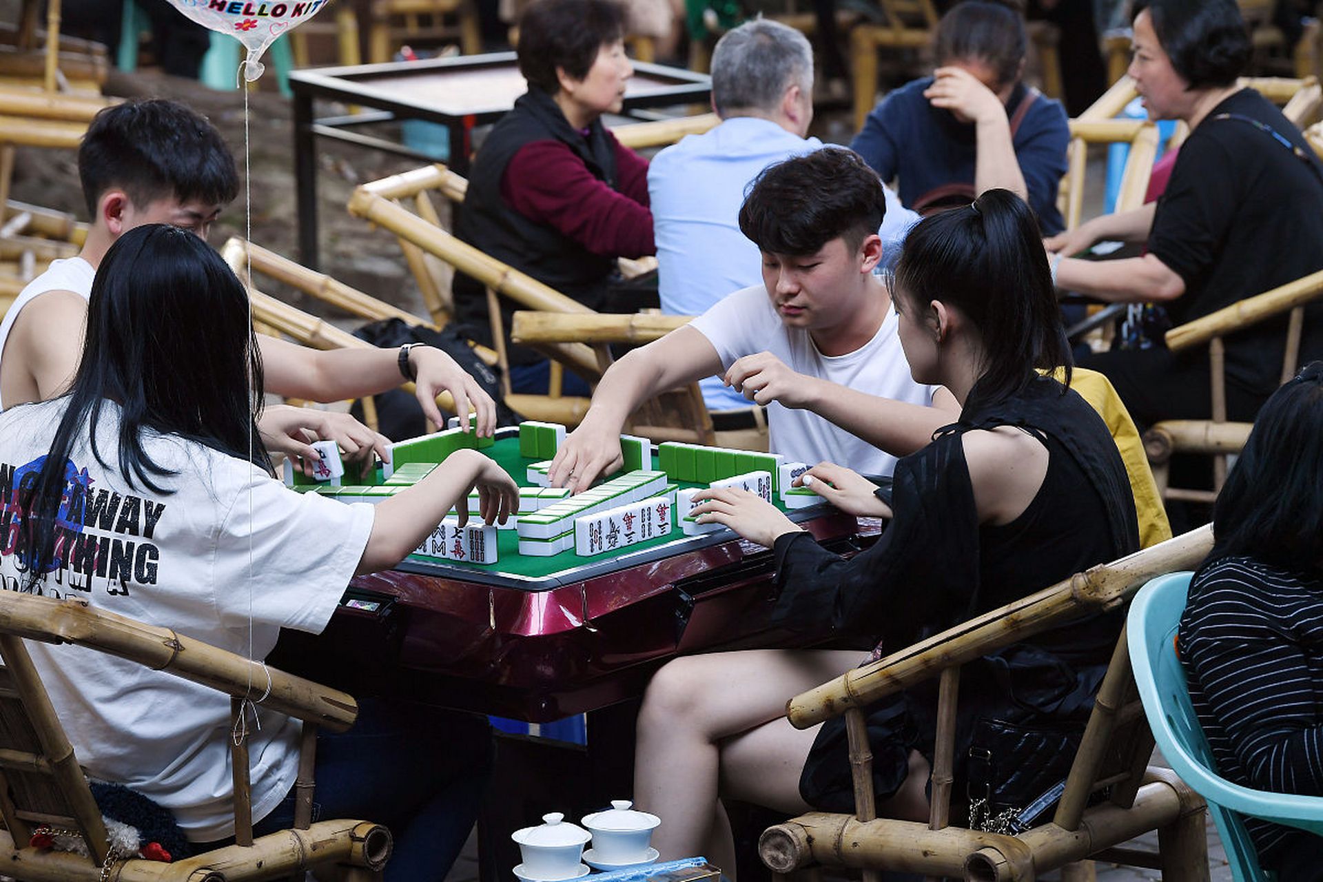 重庆一女子宾馆打麻将,输给2个男牌友71000块,为偿还赌债,女子与2名