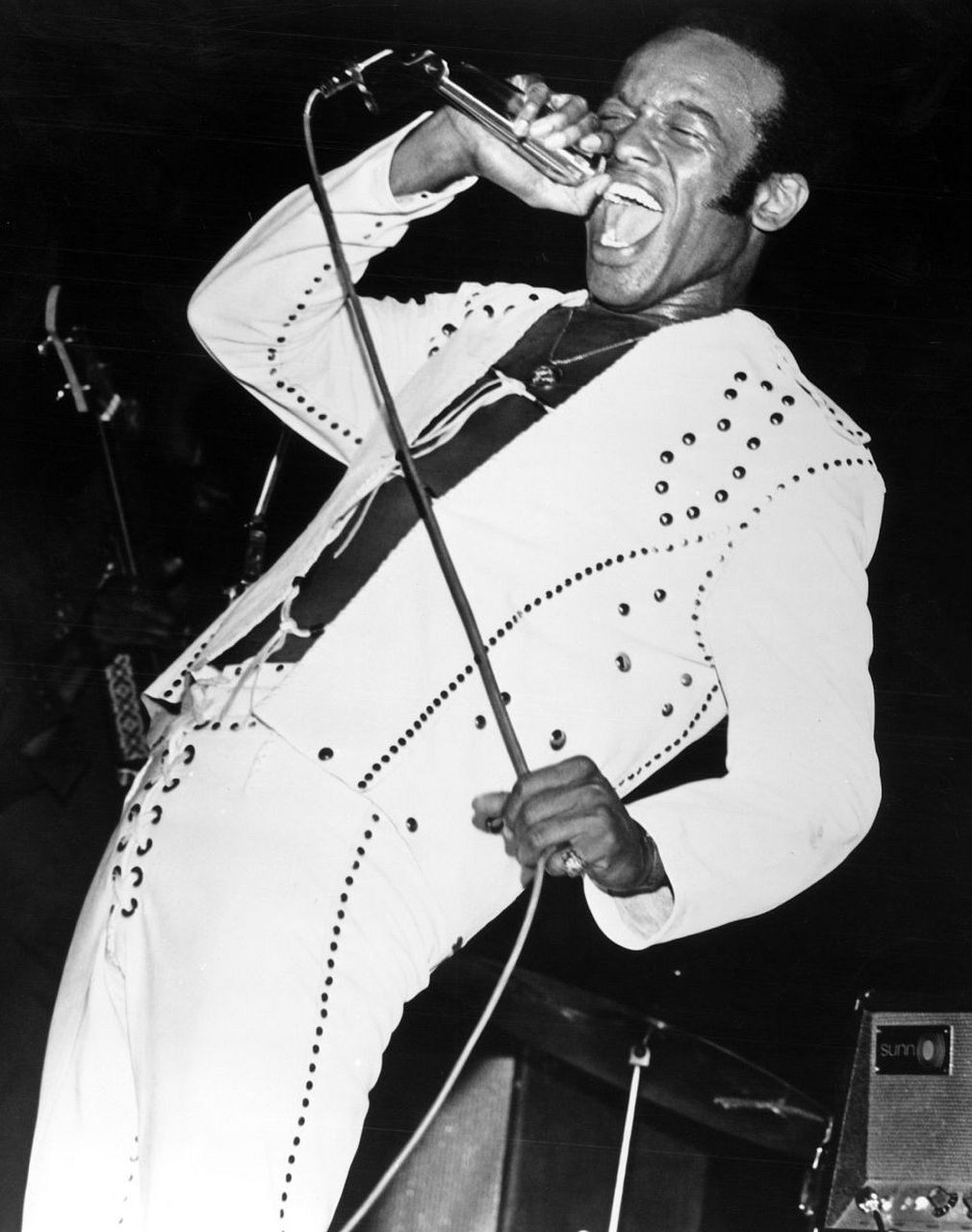 路易斯·阿姆斯特朗(louis armstrong, 1901-1971)被称为"爵士乐之父"