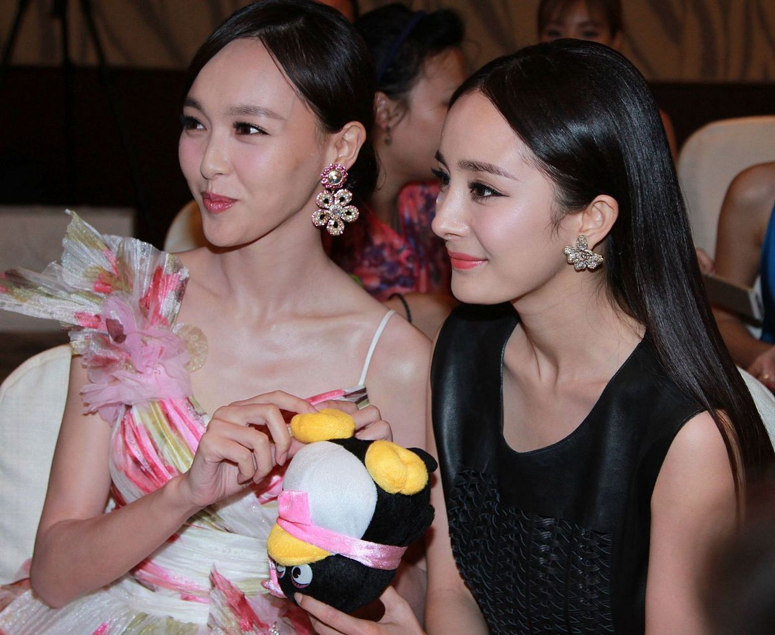 曾经的唐嫣和杨幂,唐嫣笑起来好甜呀[嘻嘻]!黑长直的杨幂,侧颜也好美!