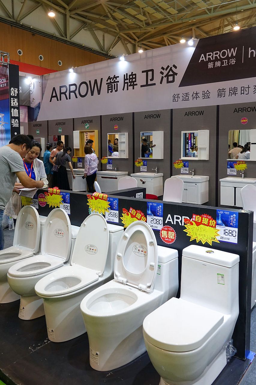 山西晋中,一位大妈在中午时分选择了在一间卫浴店门口的展示样品马桶