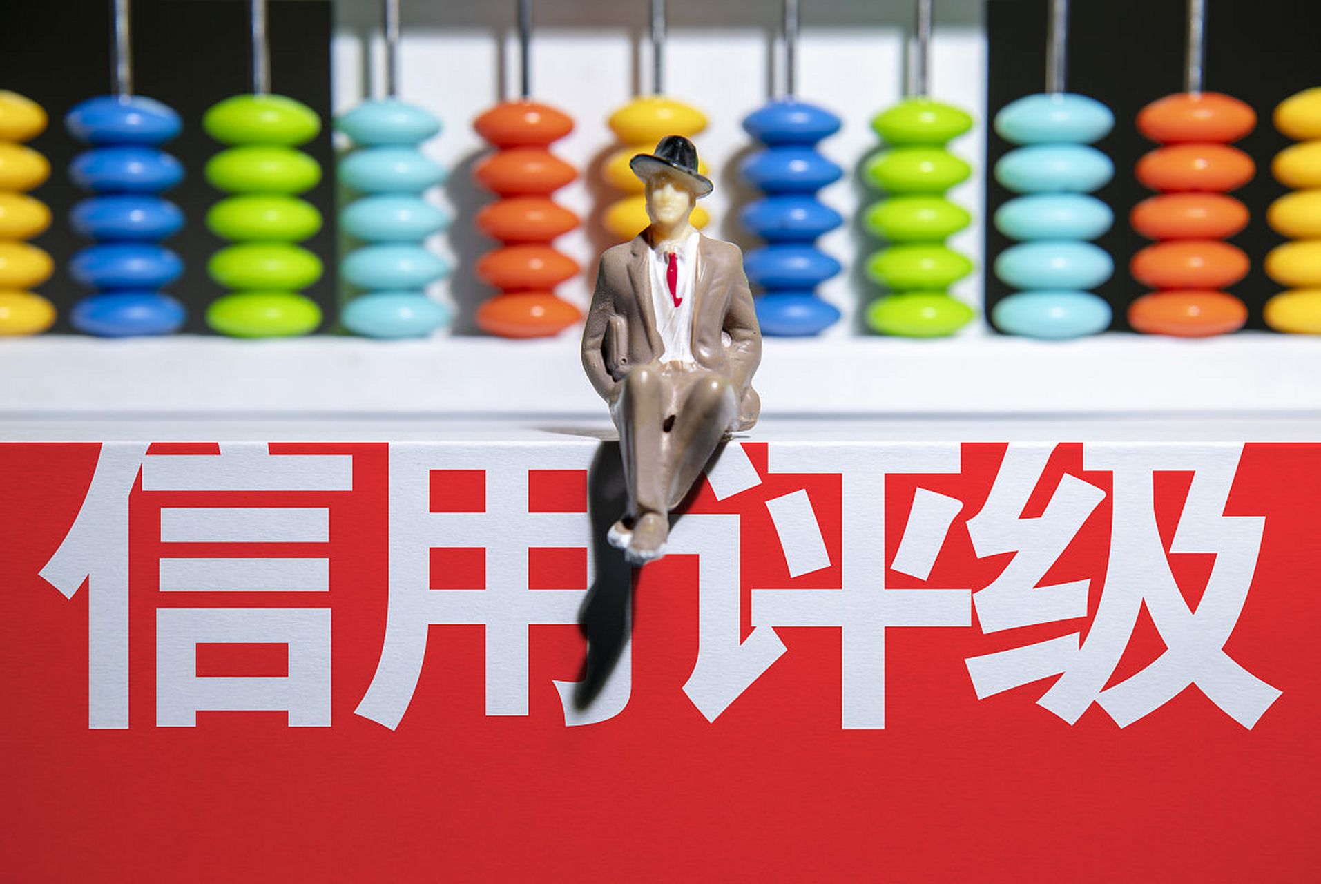 周二,穆迪下调了美国10家中小型银行的信用评级,并表示可能下调美国