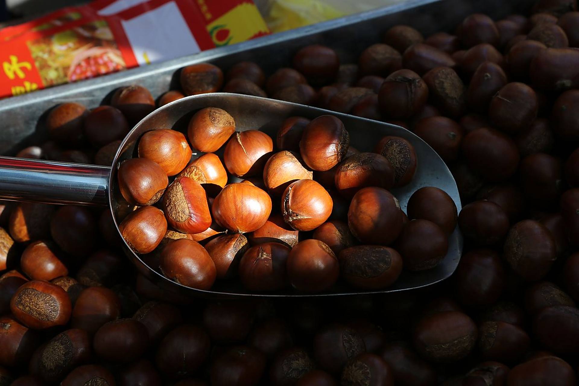 栗子用糖炒的好处有三:  一是香 糖在加热到熔点以上高温时,可发生