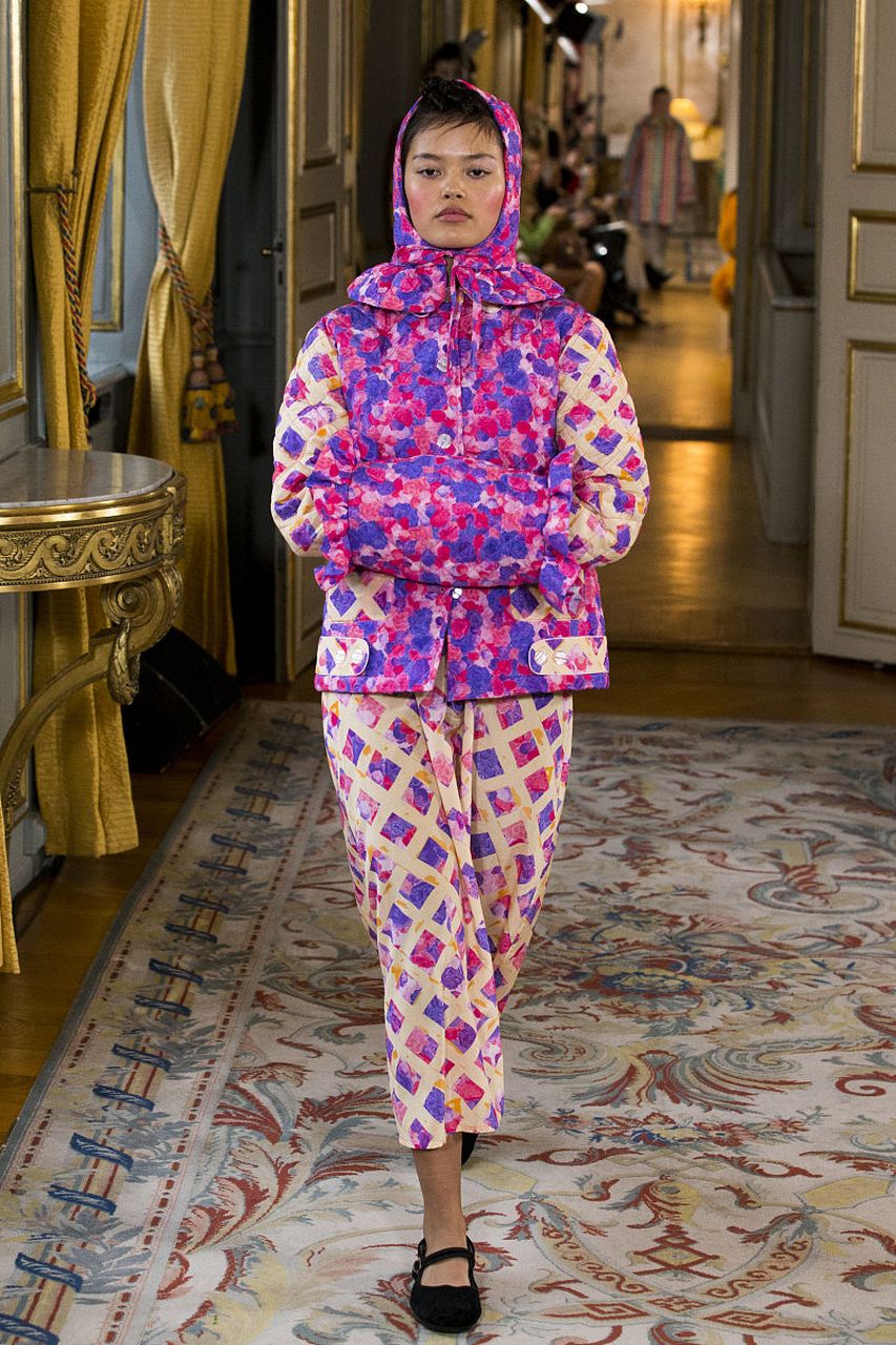 花棉袄成为年轻人的时尚选择,因其价格实惠,保暖性好,款式多样.