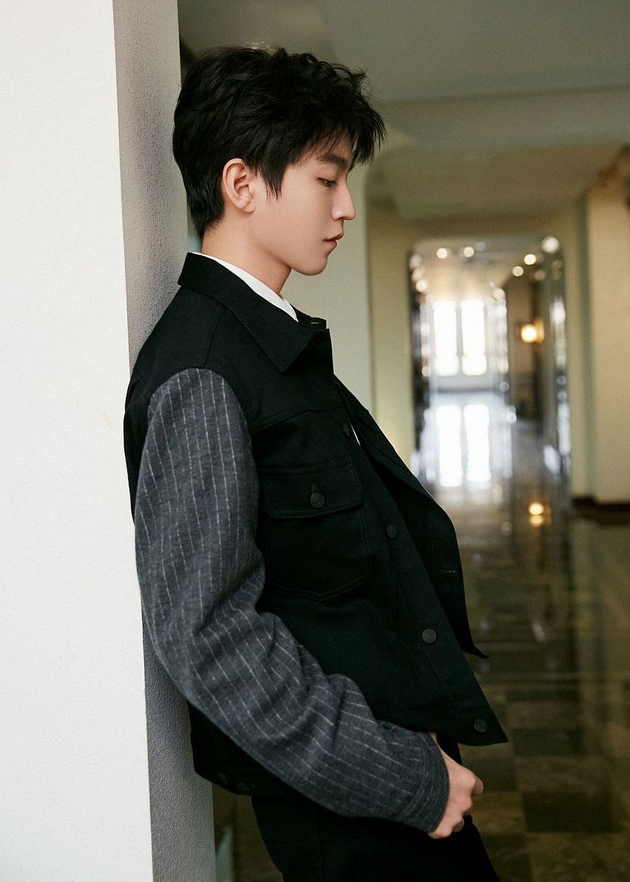 "  王俊凯之所以这么生气,是因为他在凌晨三点出发去巴黎时装周时