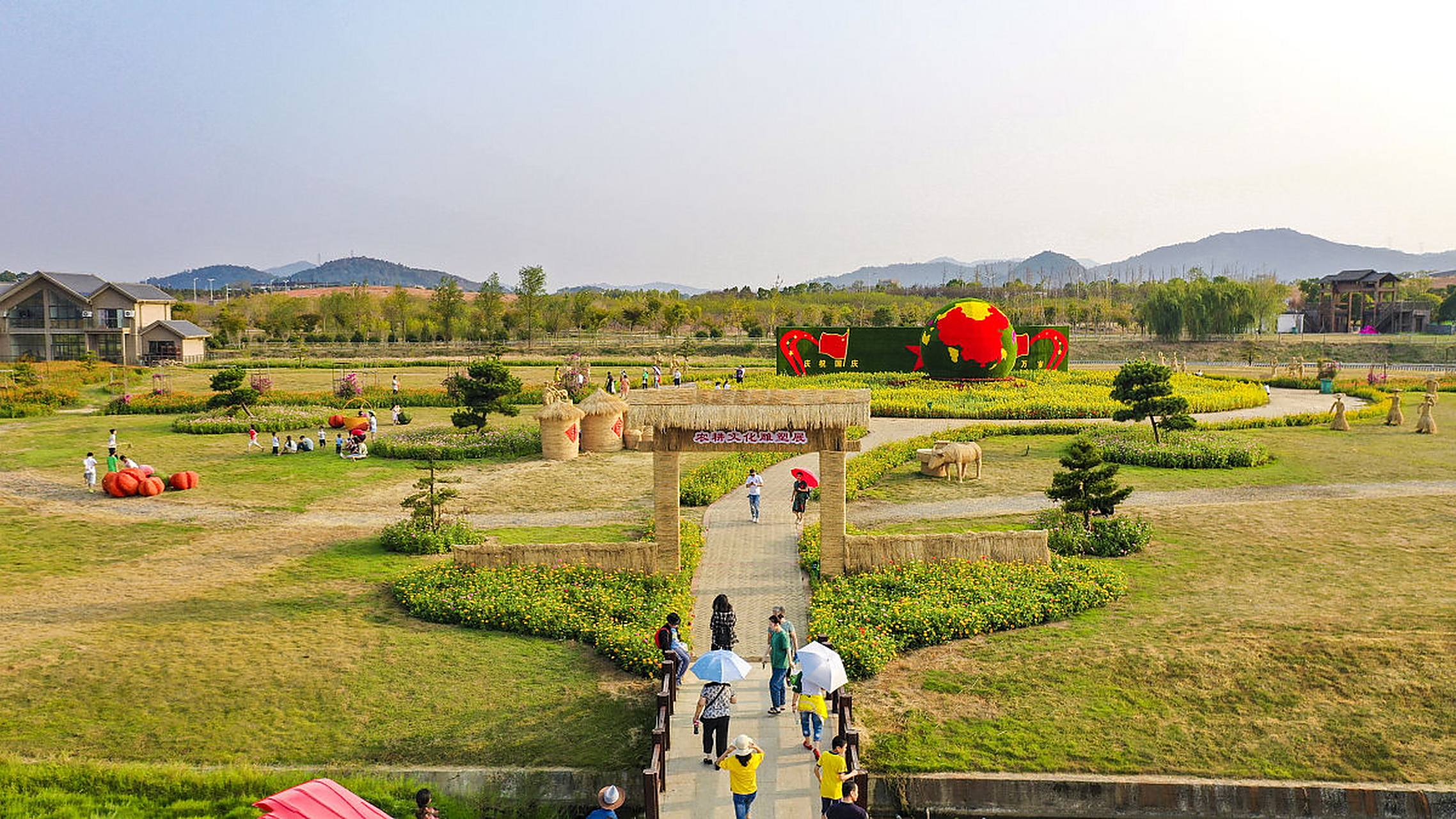 啊,各位小伙伴,我得告诉你们,我最近去了一趟江西凤凰沟风景区,简直是