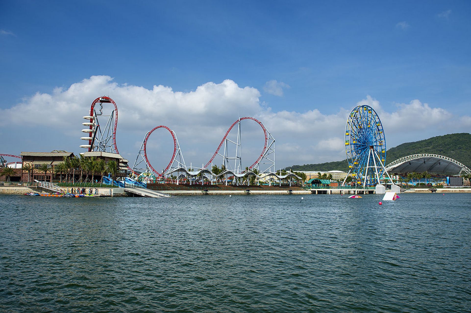 这里有迷人的海滨公园,壮观的外滩风光和充满历史的大炮台.