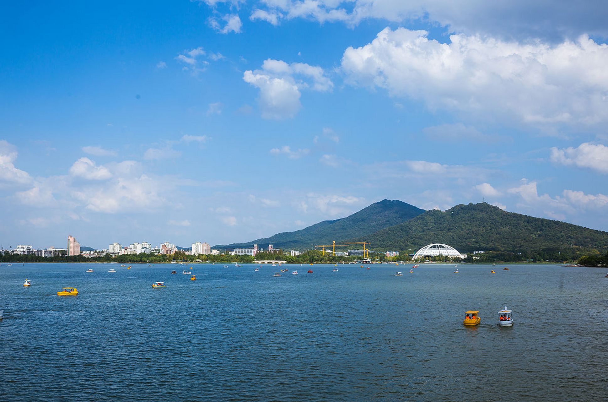 "台城东望树苍苍,玄武湖春碧水长" 玄武湖是南京的一处著名景点,历经