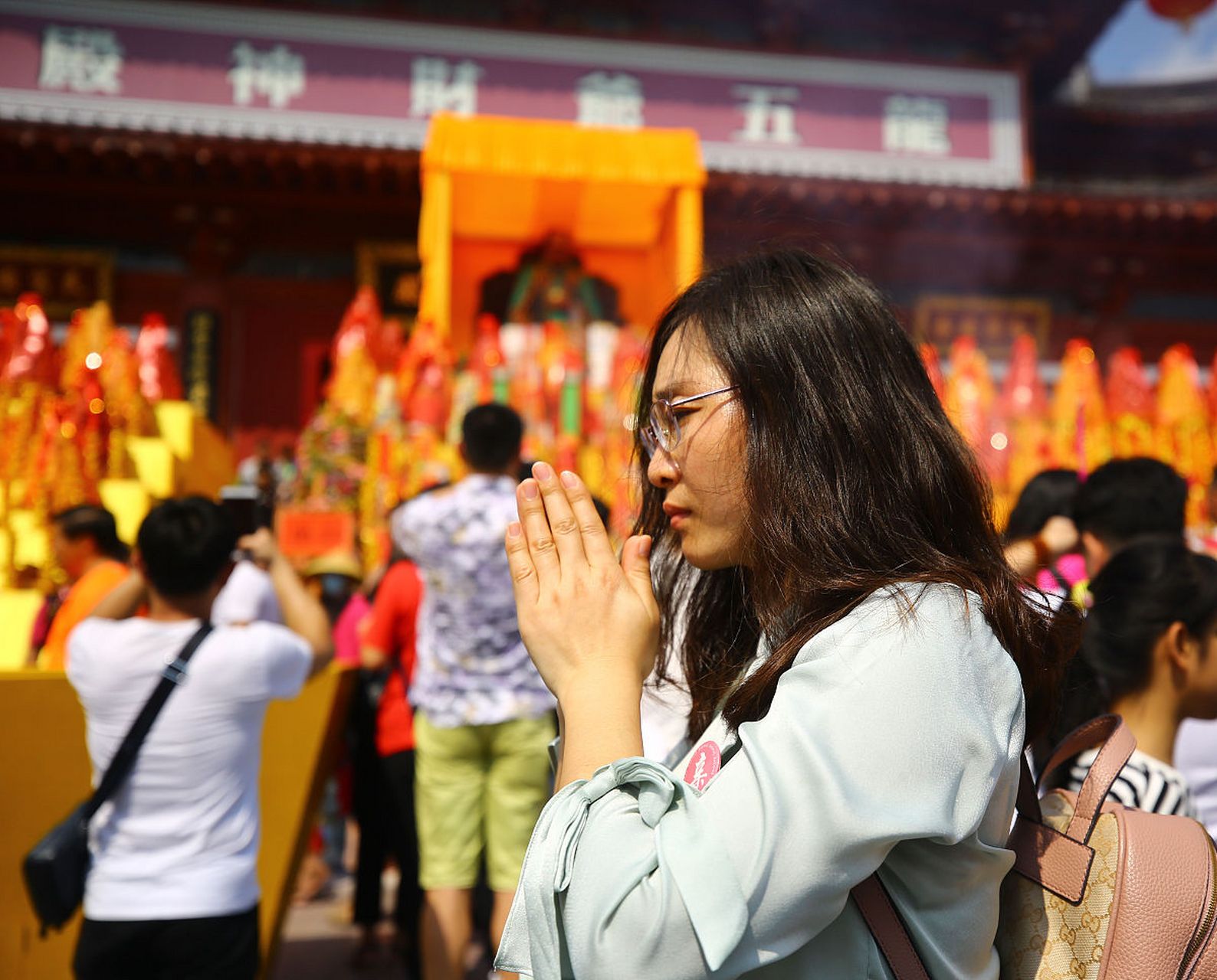 这届年轻人为什么爱上逛寺庙,盘佛珠了?