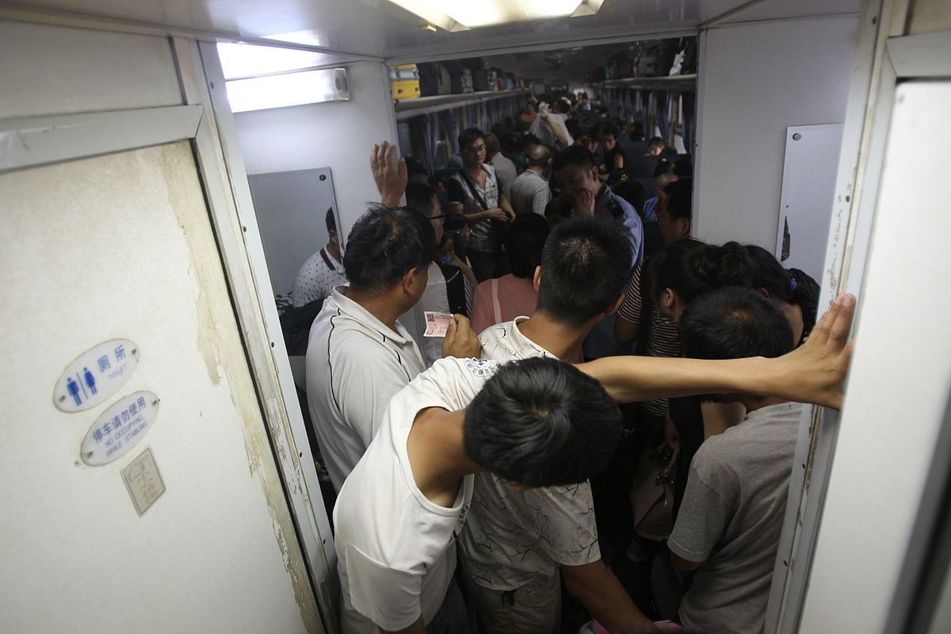 火车持刀伤人案有乘客曾制止凶手# 5月4日,k435列车上一名男子被瘸种