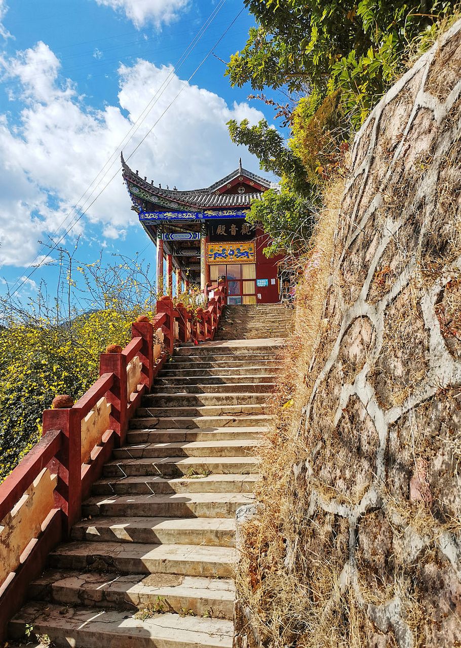 腾冲云峰山是一座自然形成的山脉,是国家aa级旅游景区,位于云南省腾冲