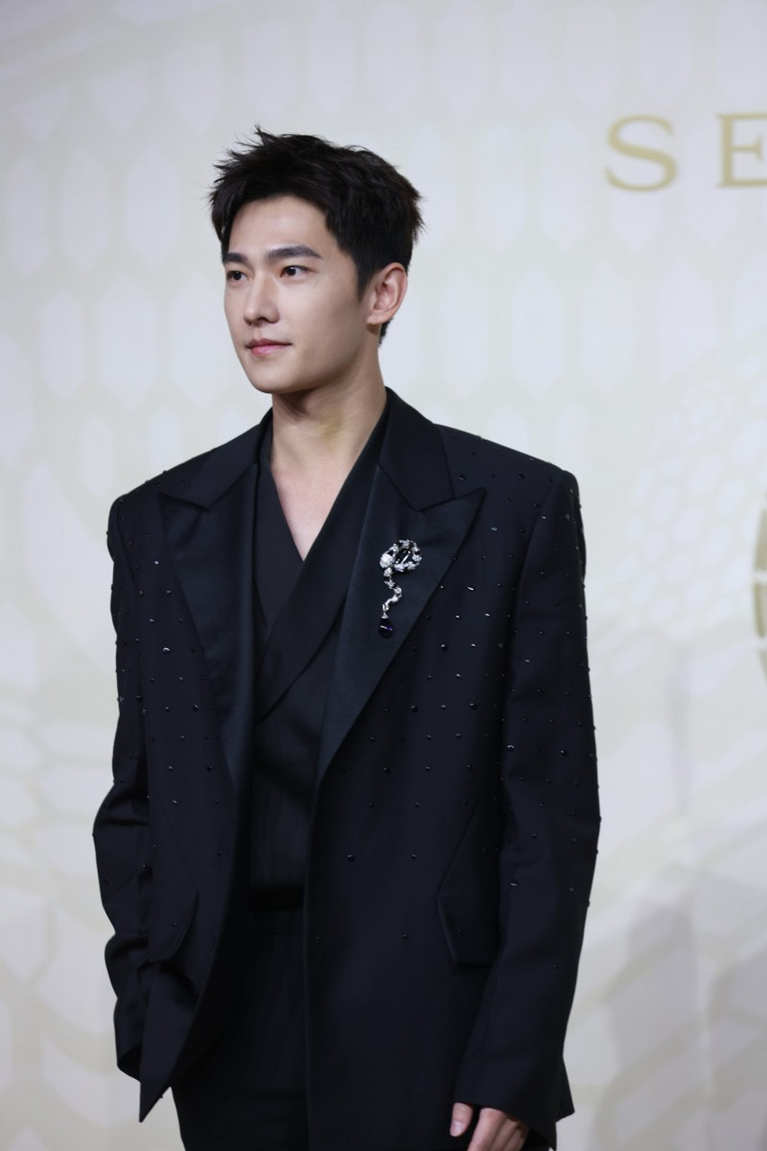 荣耀90系列代言人杨洋在现场示范如何使用荣耀90pro手机,粉丝们也因此