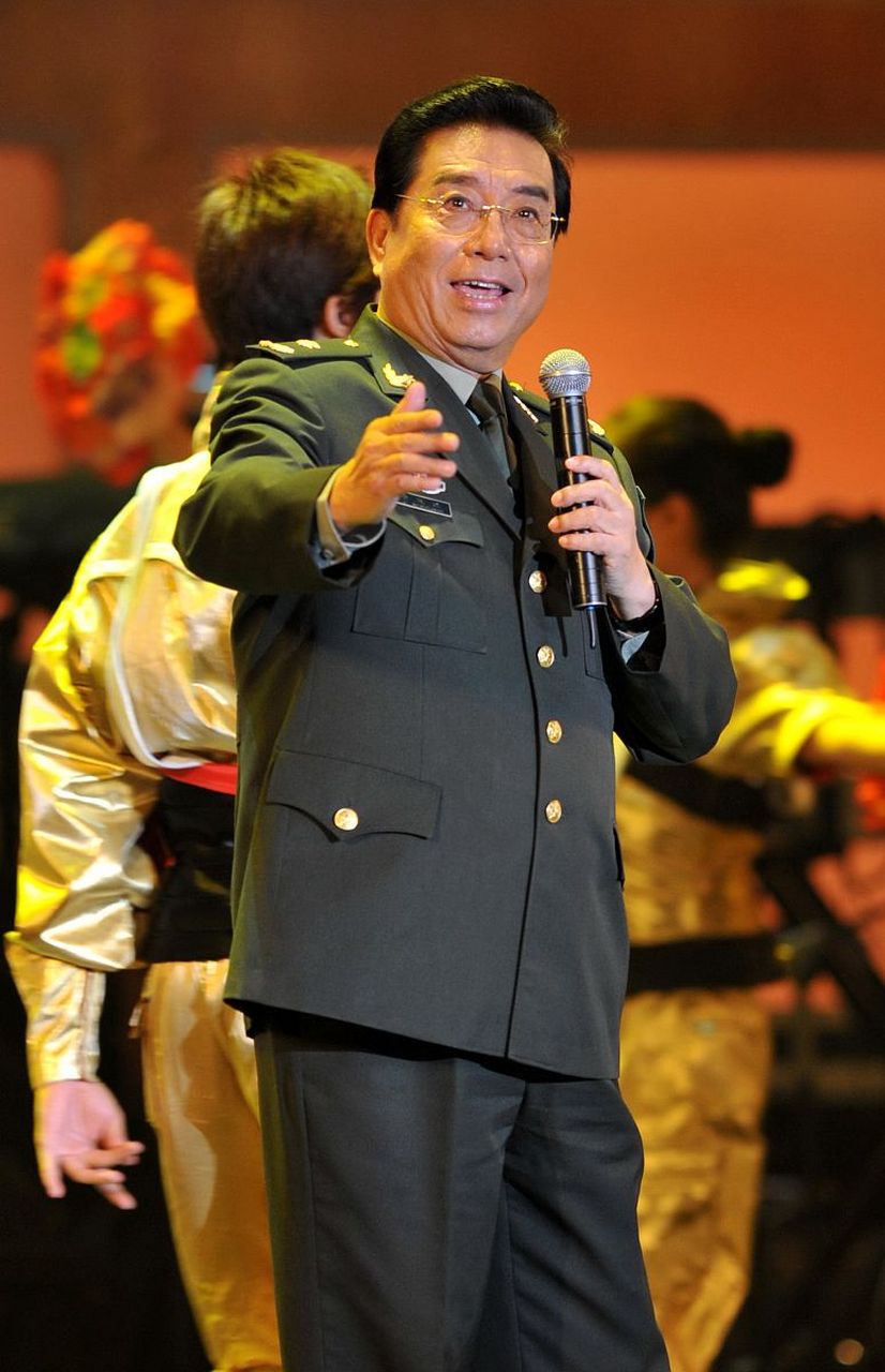 是一名舞蹈演员,两人结婚后,有了一个儿子叫李贺,因为李双江忙碌的很