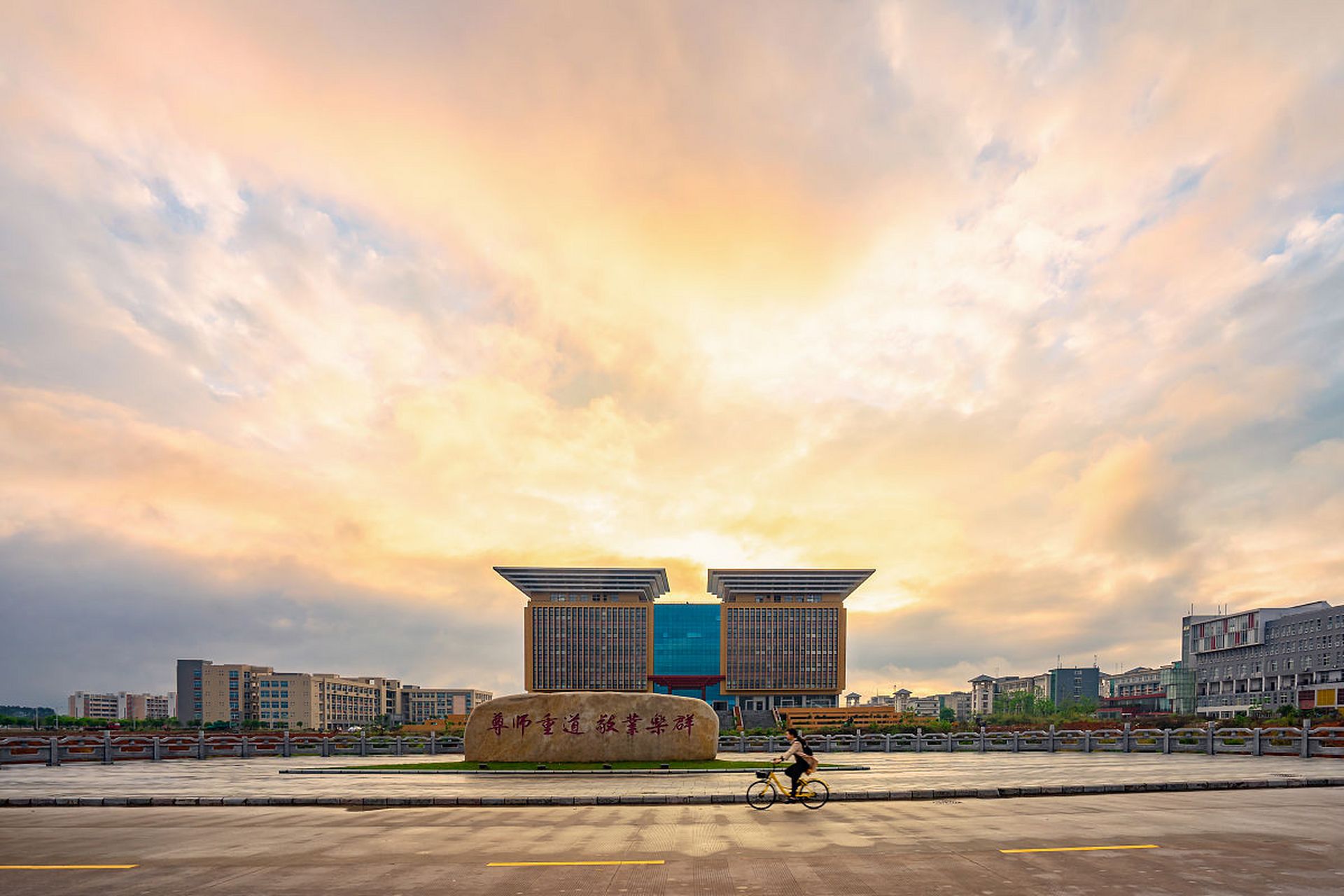 江西师范大学是一所位于中国江西省南昌市的重点高校,成立于1940年.