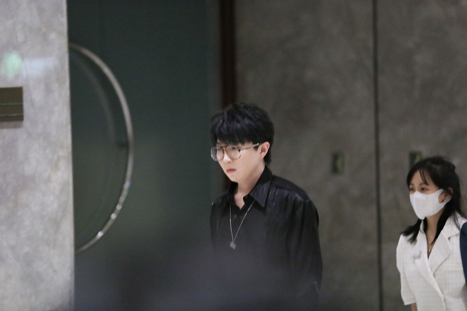 毛不易回应"演出时右手全程插兜"  歌手毛不易在演唱会上表演了多首