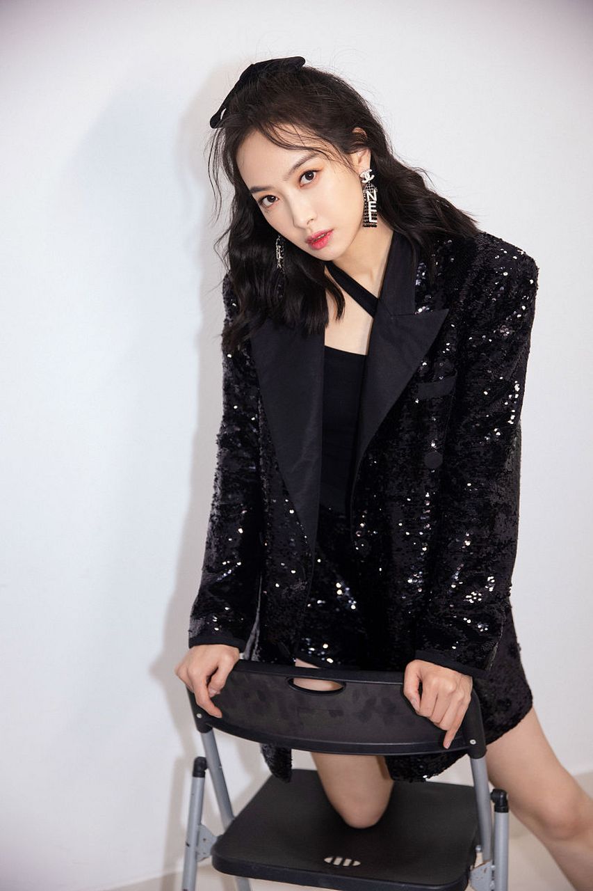 5月25日,有网友晒出宋茜在米兰的看秀路透图,宋茜身穿黑色深v无袖上衣