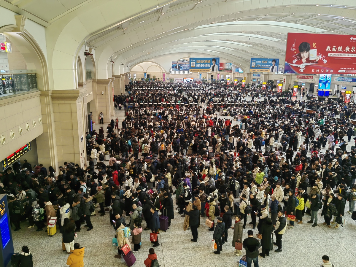 合肥机场迎来节后返程客流高峰 航班繁忙旅客多