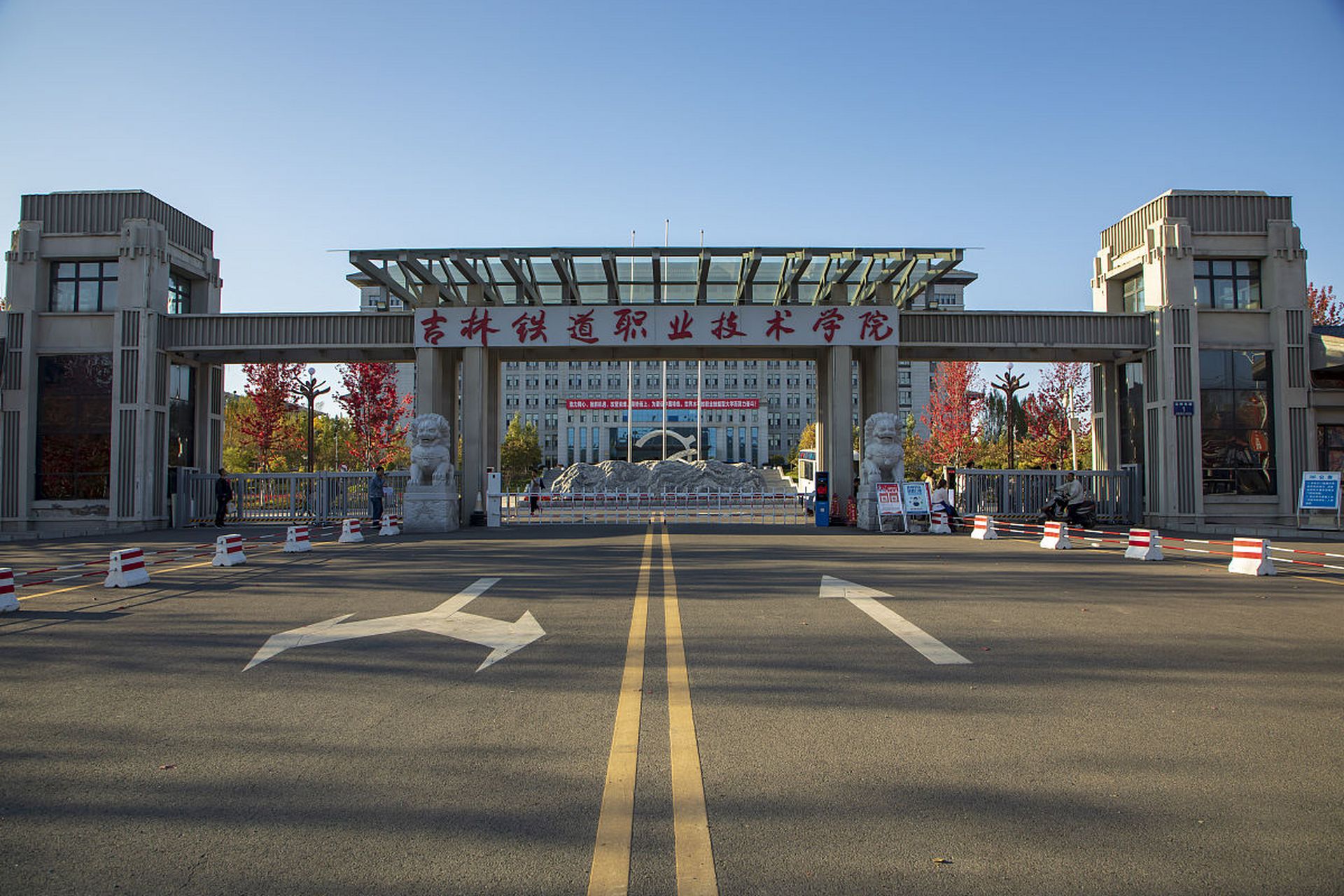 读职业技术学校怎么样呢 提供中等专业教育,为学生提供职业发展机会.