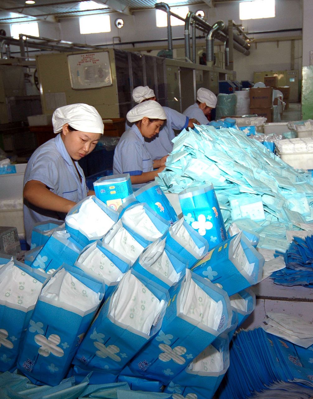 设备和技术:婴儿纸尿裤工厂配备了先进的生产设备和技术,以确保高效