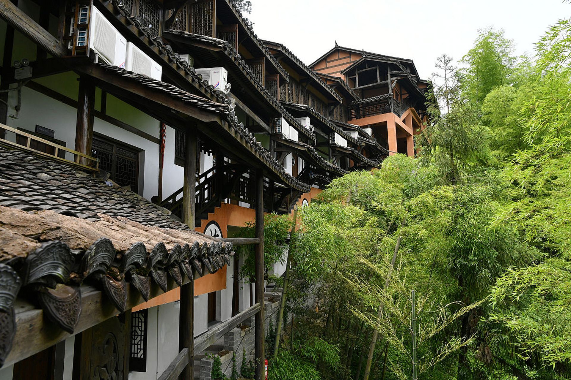 湘西吊脚楼是湖南省西部地区的传统民居建筑,以木结构为主,依山傍水而