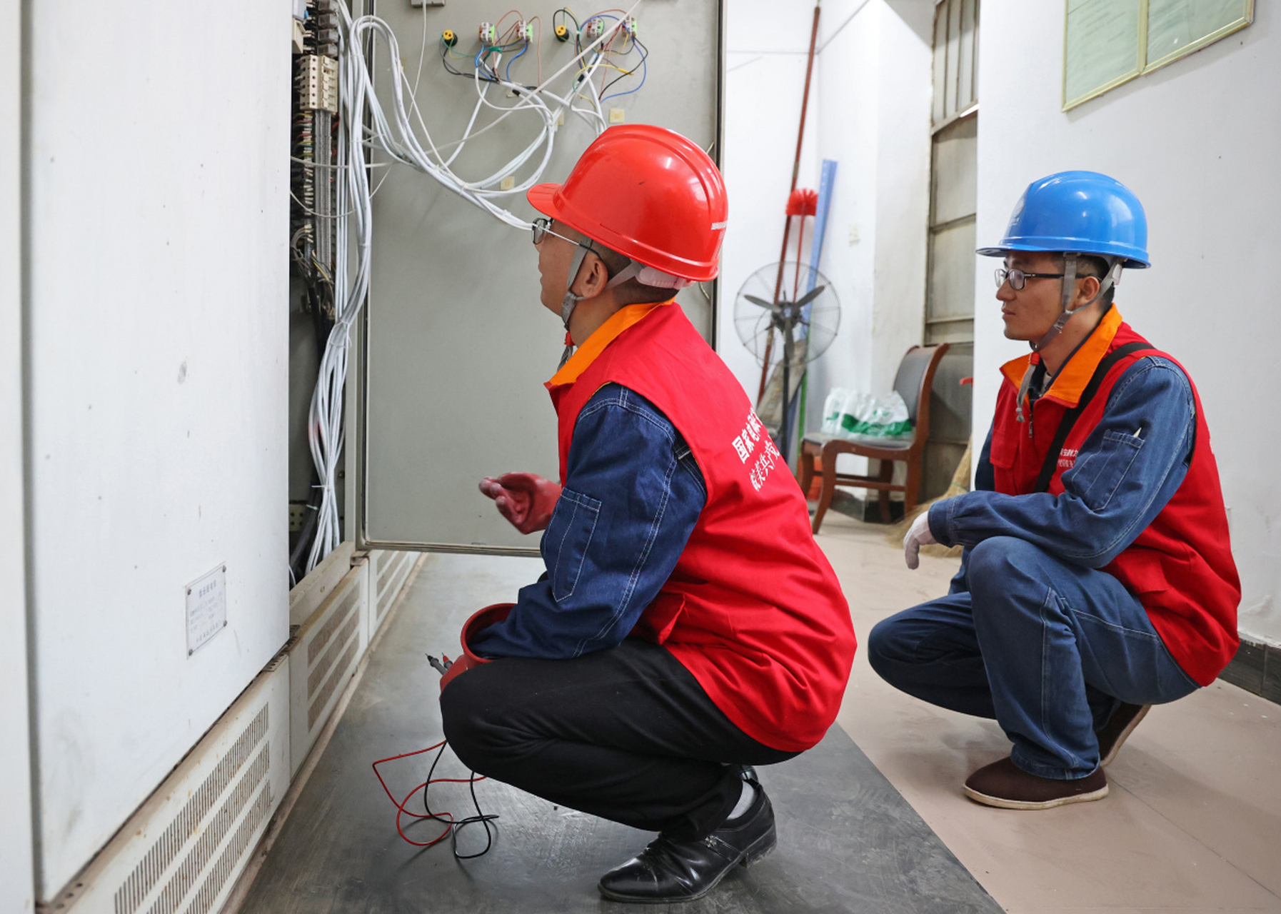 掌握电路原理,电气设备结构与安全知识,熟练运用电工工具和维修技能.