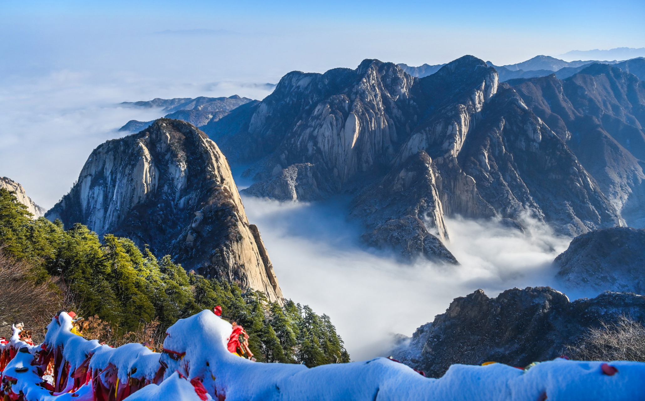 中国四大名山,黄山,泰山,峨眉山和华山各具特色,分别以险峻,秀丽,幽深