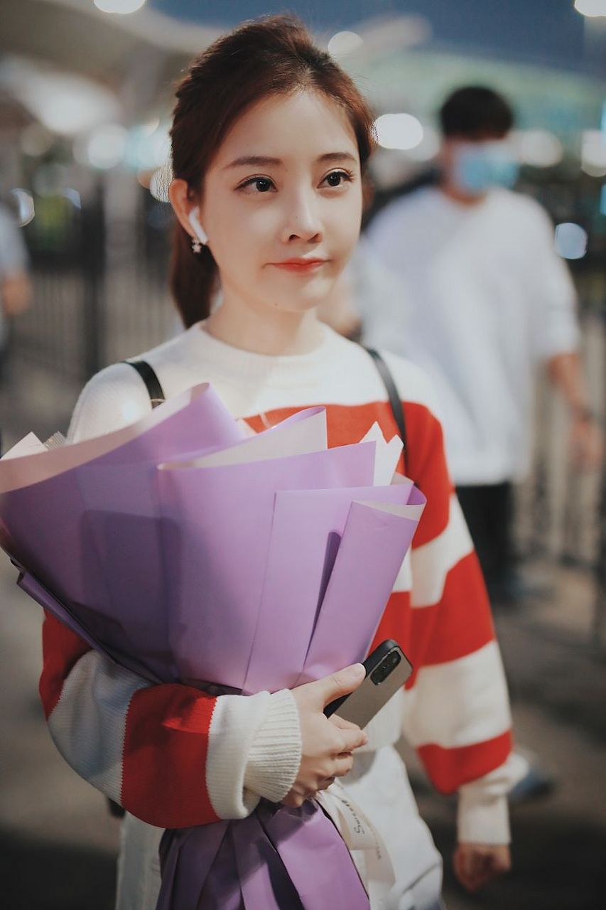 镇江,有一个王会计,挪用公款,给歌手冯提莫打赏,金额高达一百六十万