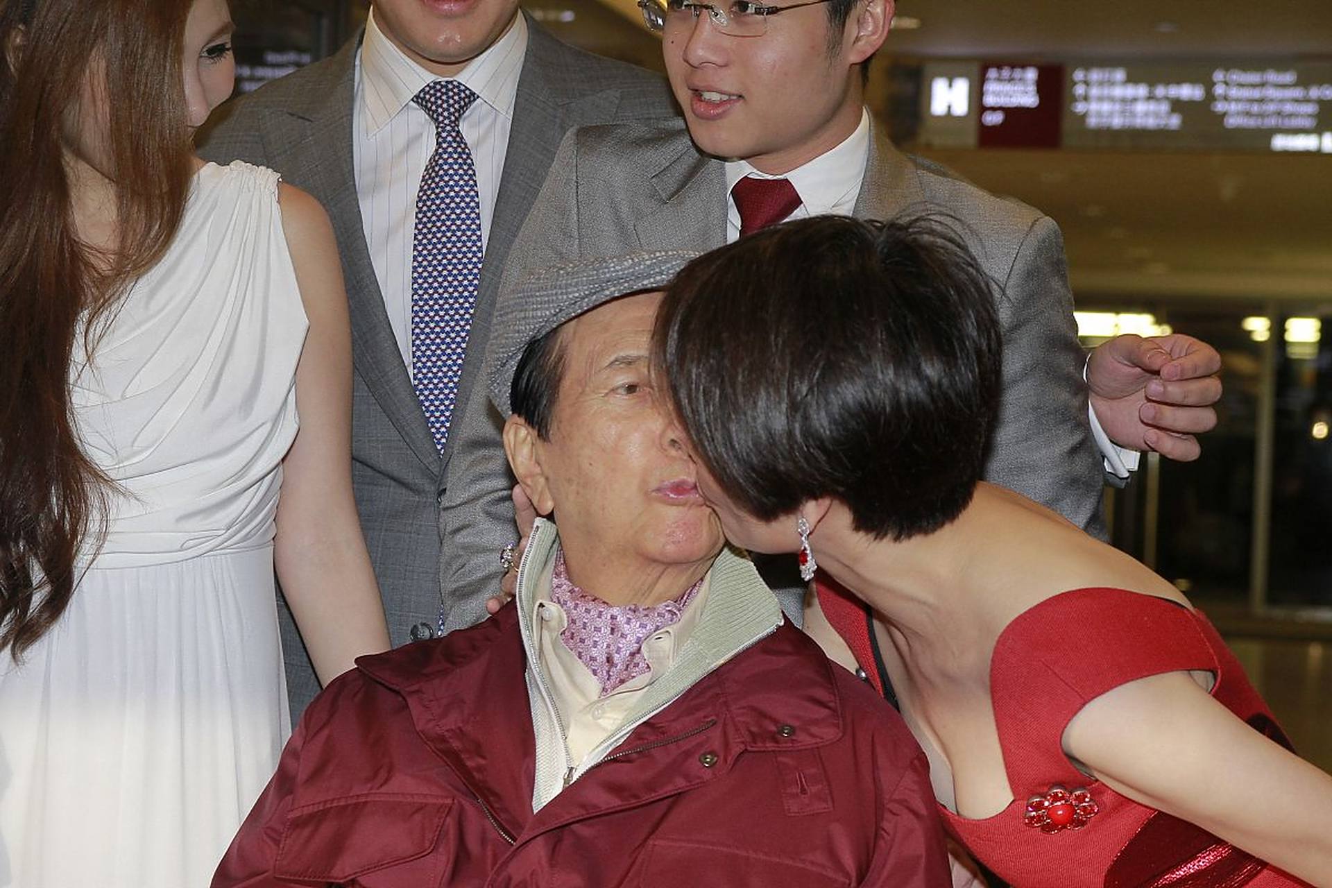 在他的葬礼上,女儿何超琼故意放了一张别有用心的照片.