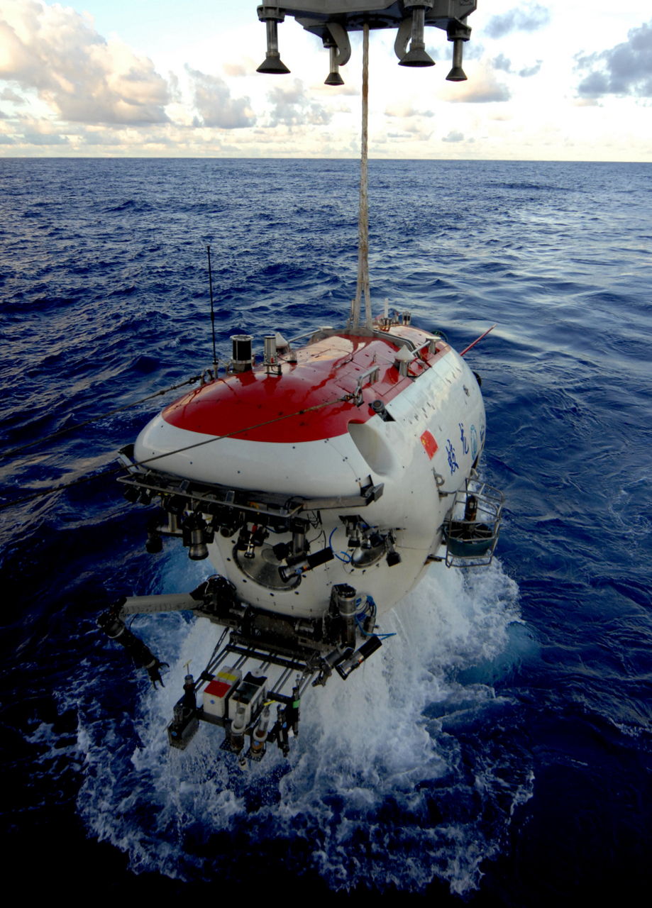 泰坦号"潜艇已经失踪了好几天,船上的六个人在海底苦苦等待着救援.