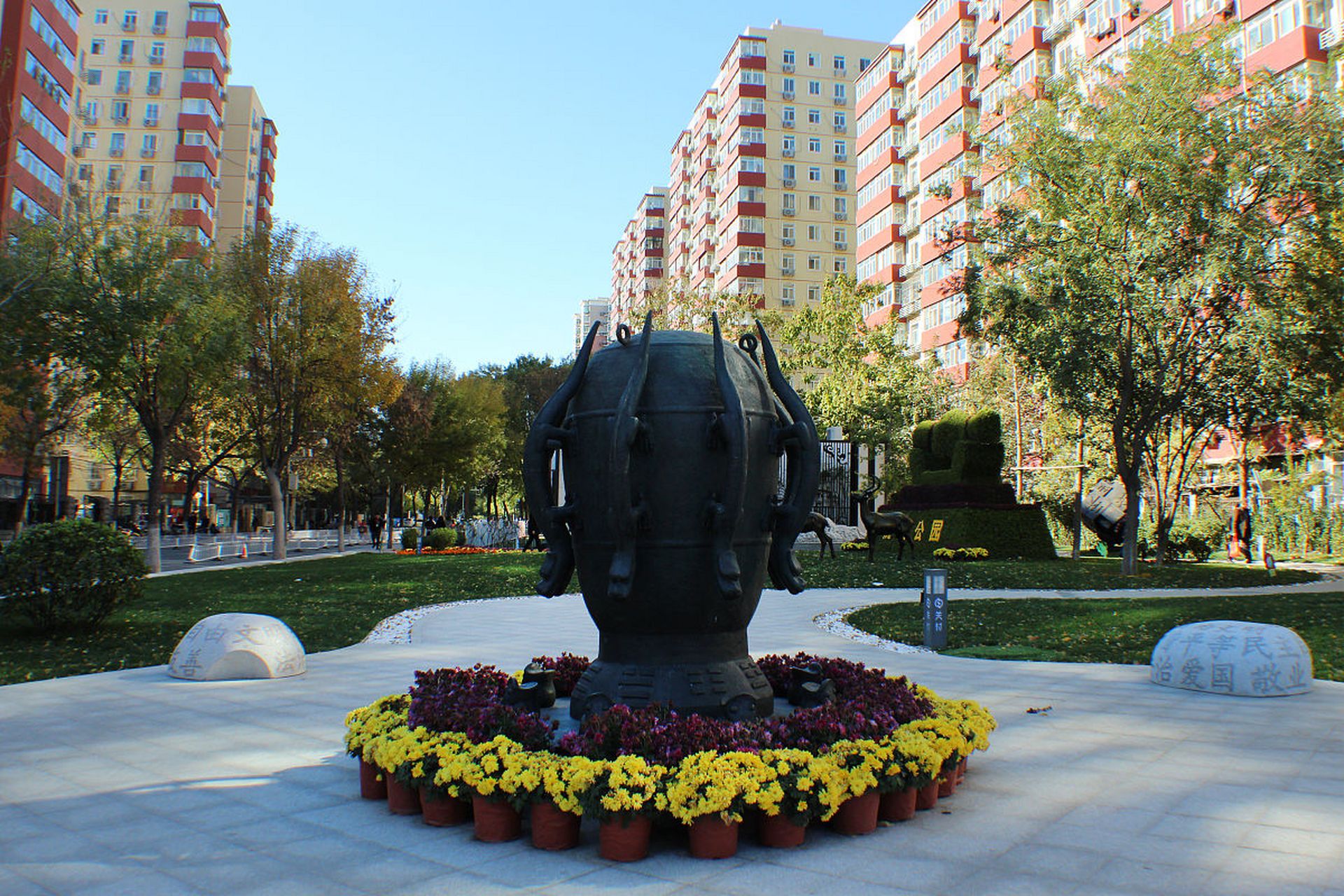 哈尔滨九站公园,仿若一幅春日画卷,温暖而宁静.