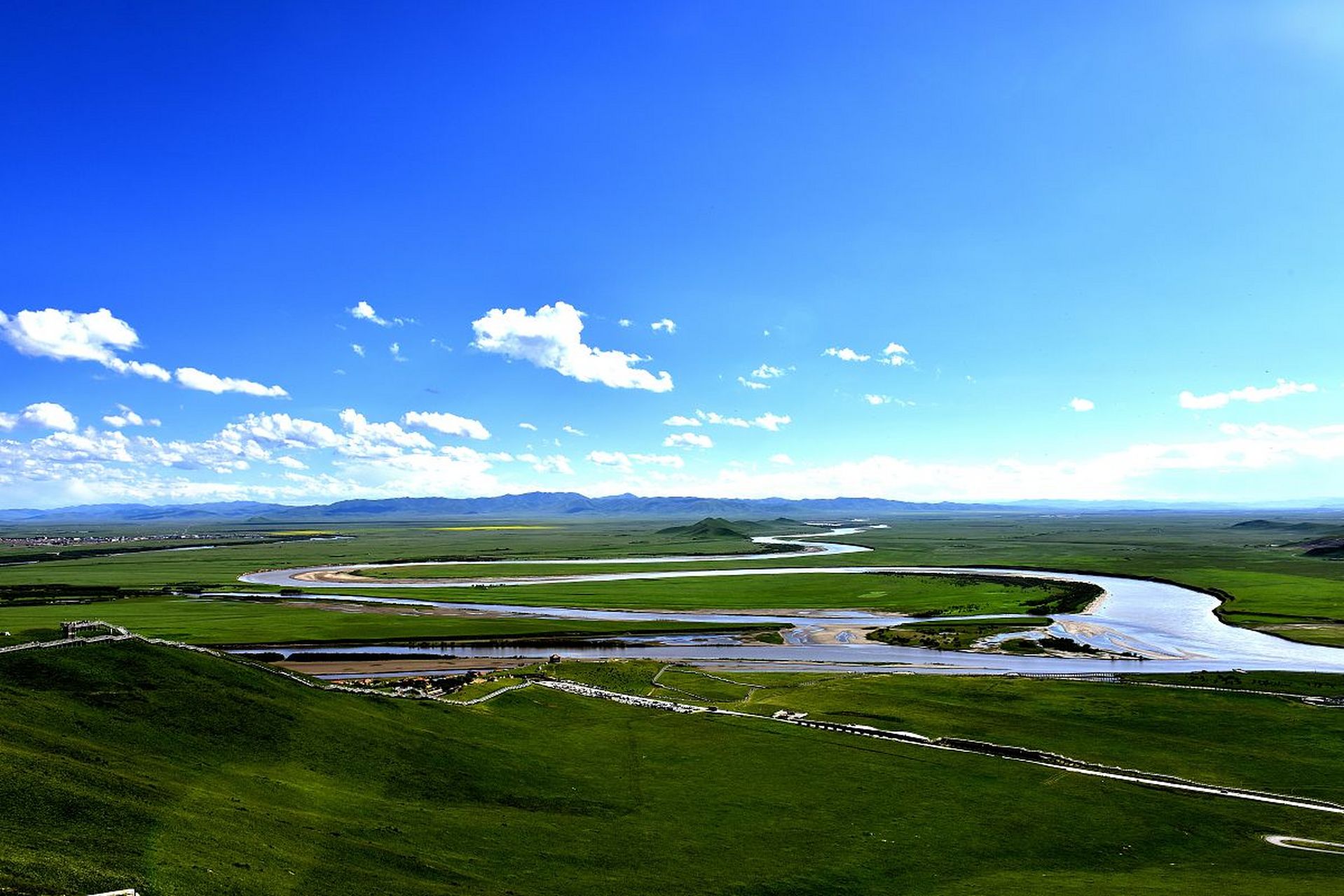 虽然名气不如九寨沟,但是同处阿坝州的若尔盖大草原还是挺不错的,3500