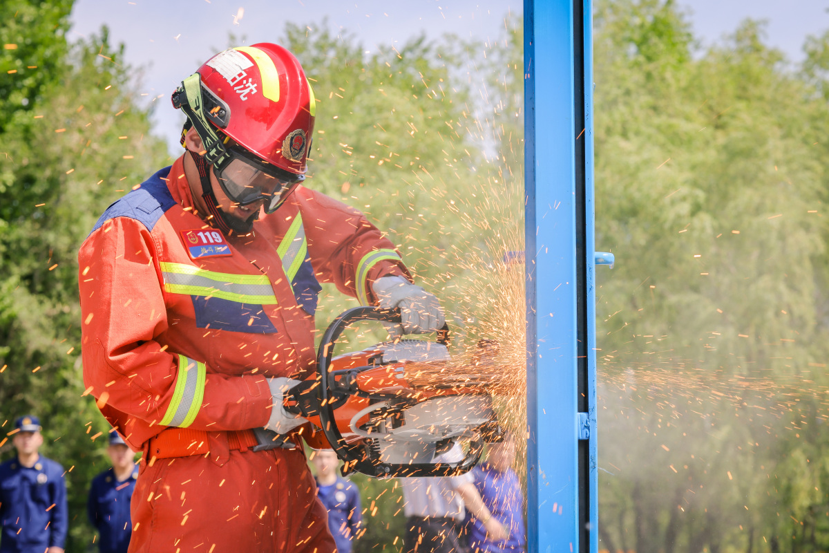 因救火牺牲消防员邓超被评为英雄烈士