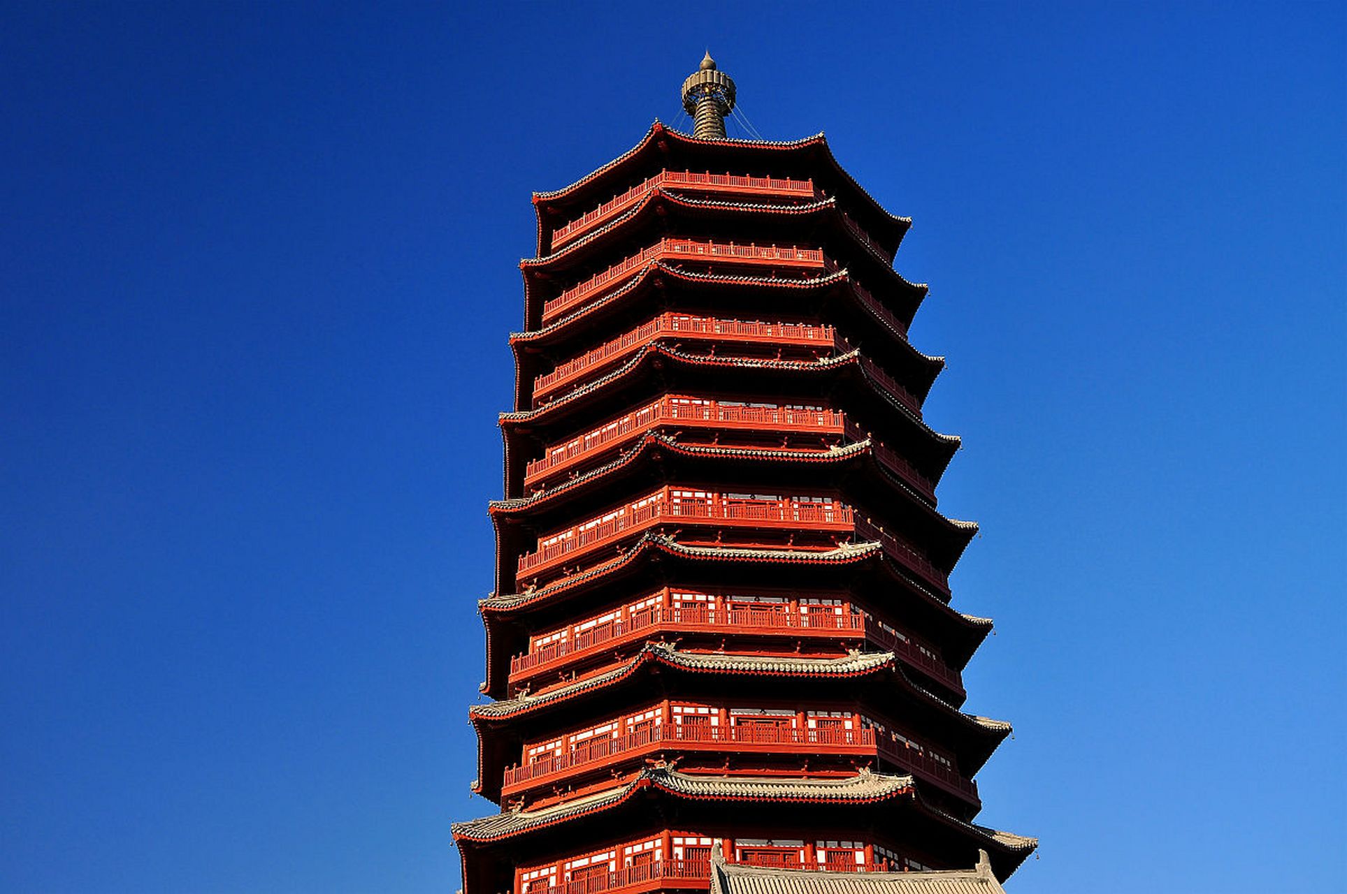 朝阳大宝塔位于辽宁省朝阳市双塔区的东凤凰山北麓,是一座省级重点