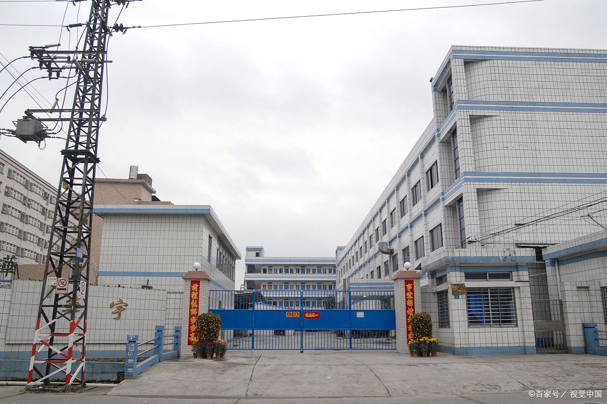 厂内建筑物的合理分布 在选址,立向和确定了门位以