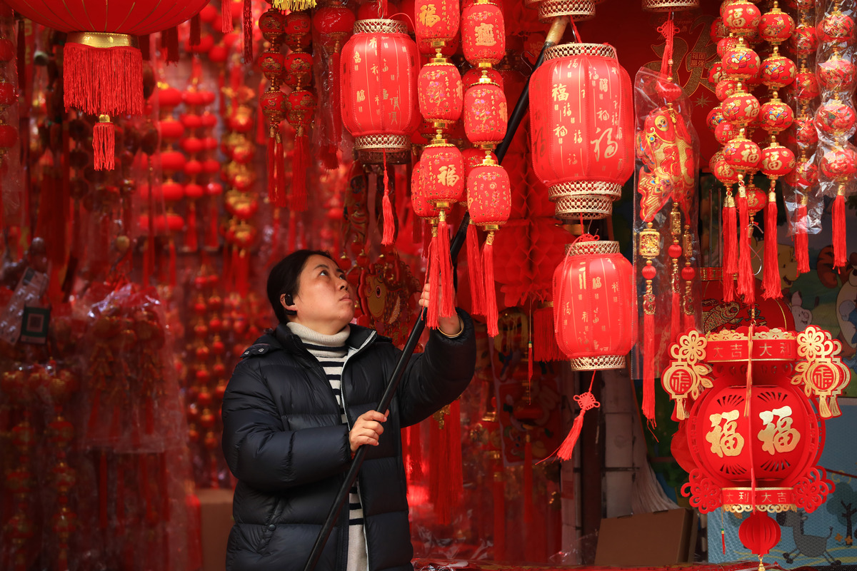 农村小道旁停满了归家的车辆每一处都洋溢着新年将至的温馨与热闹