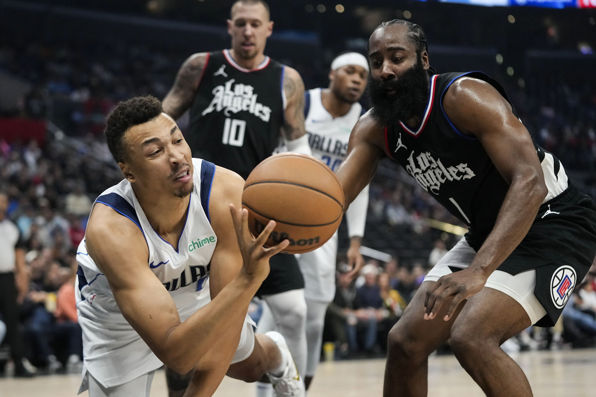 在篮球运动中,翻腕是指手部置于球下方使球发生停留,形成持球或走步