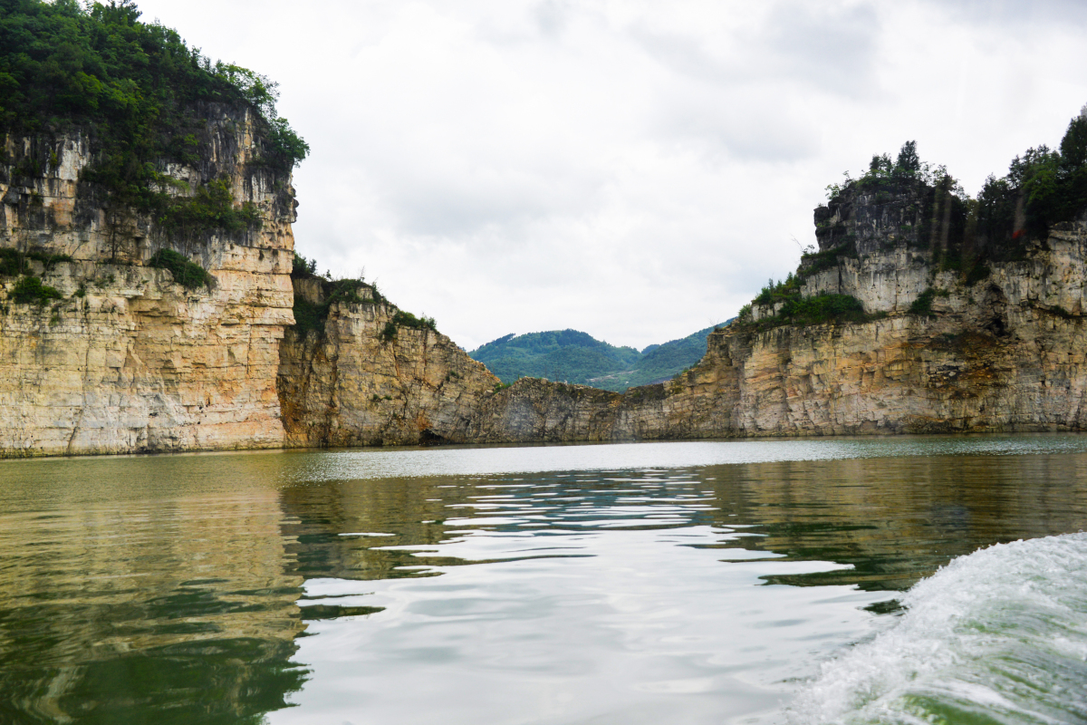 遵义飞龙湖,两岸绝壁之间双瀑布奔腾呼出,令人惊心动魄!
