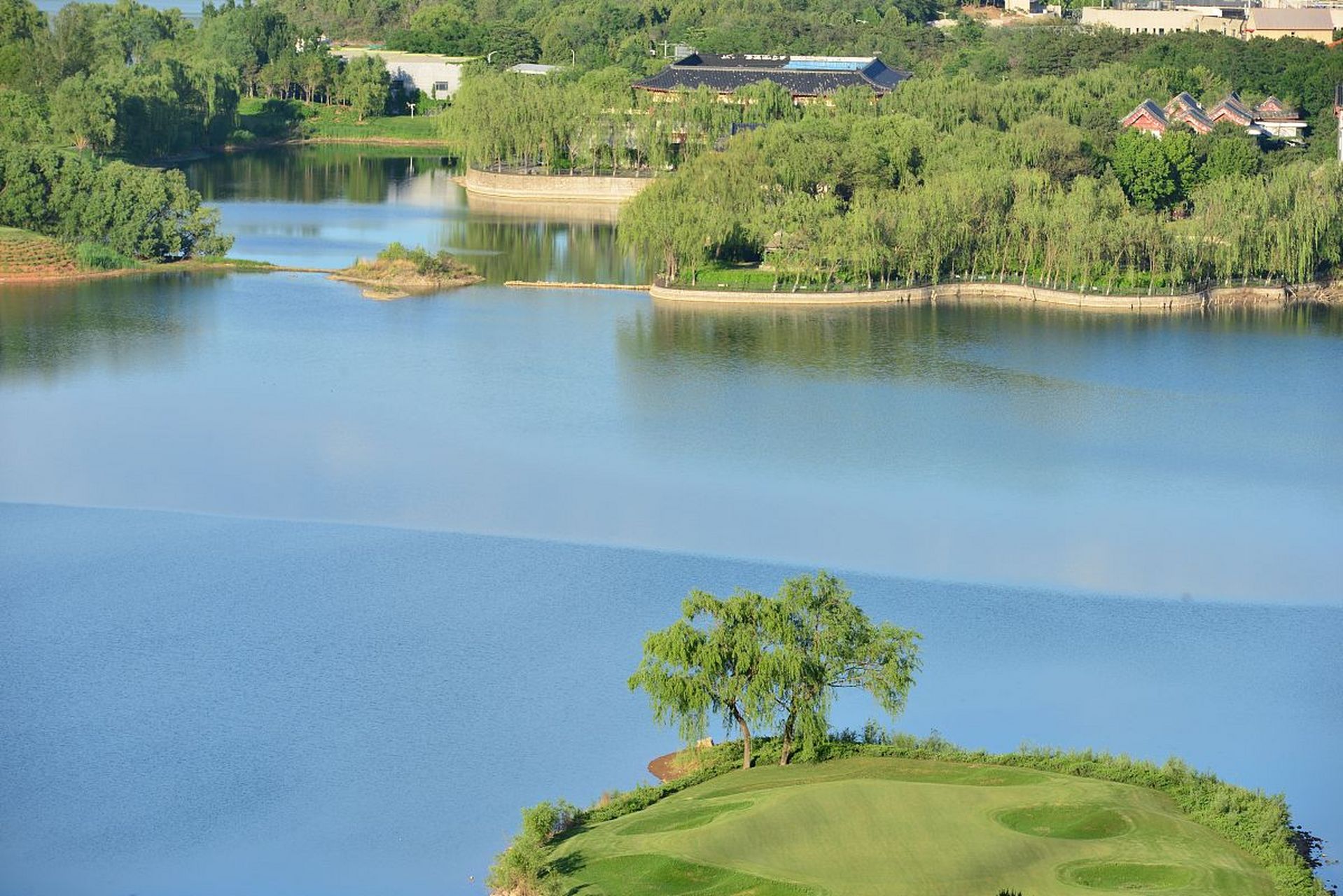 春天的九山湖被轻薄的晨雾缭绕着,宛如一位害羞的少女.