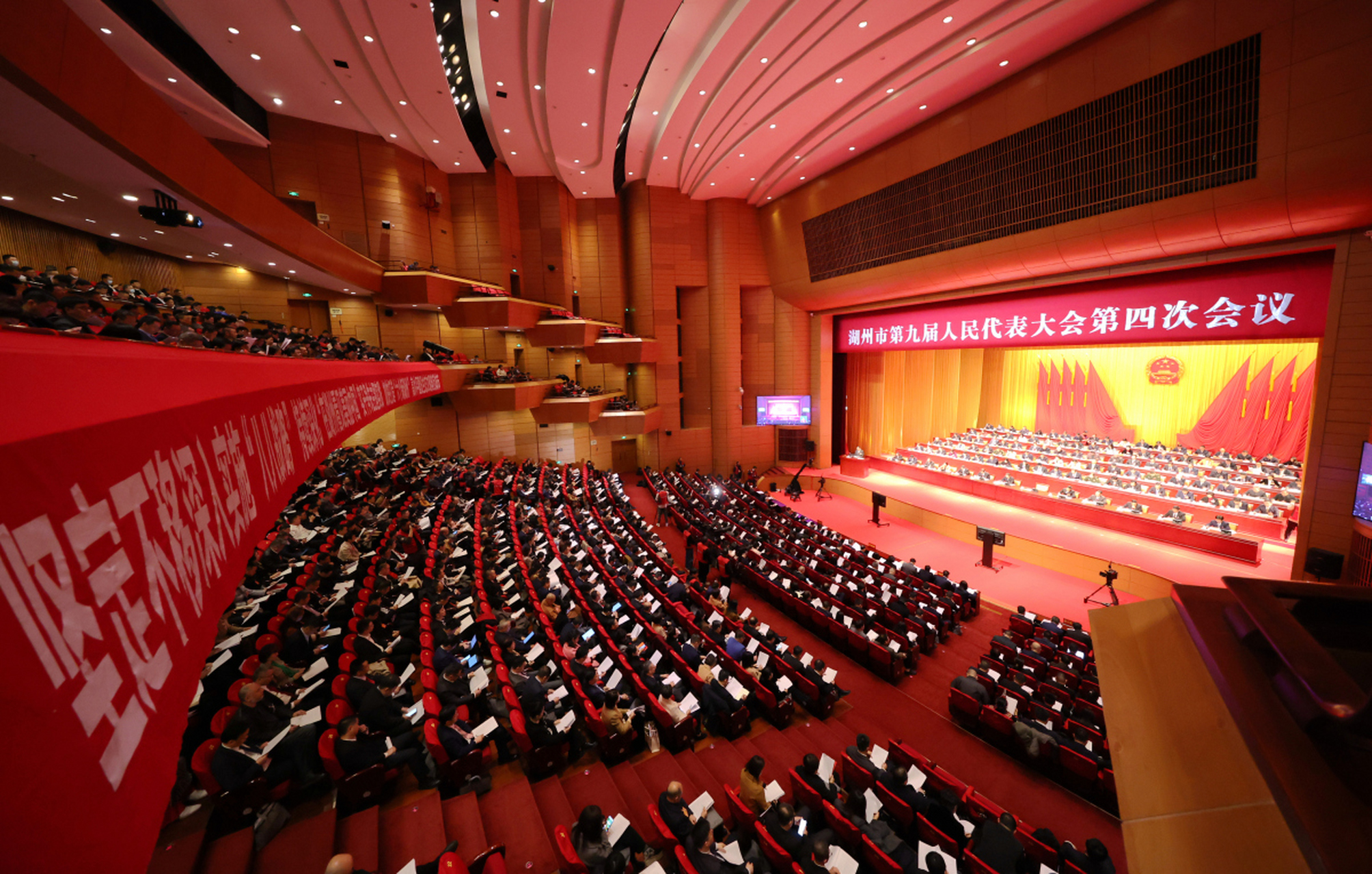 人民行使国家权力的机关是全国和地方各级人民代表大会,通过选举产生