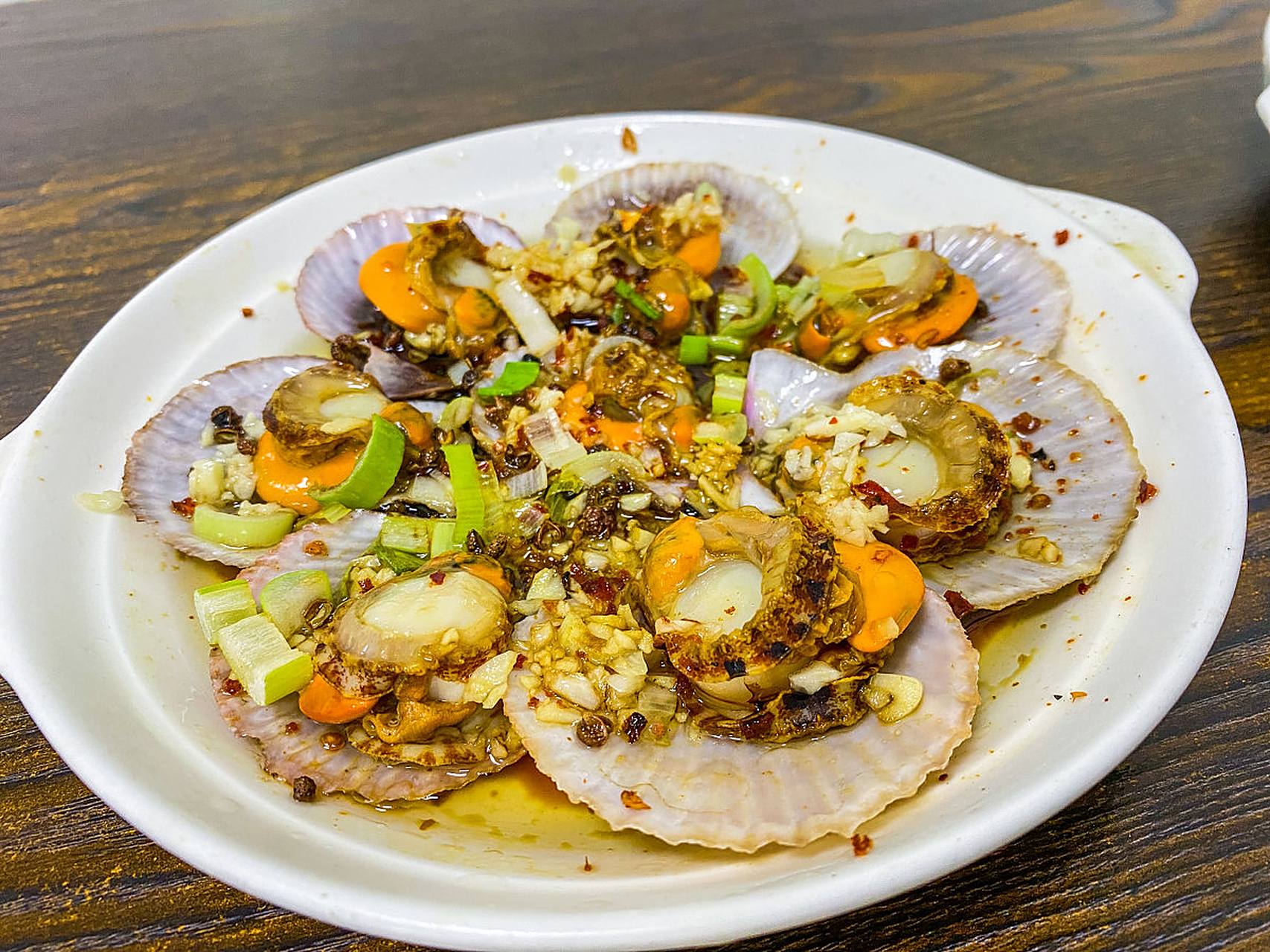 蒜蓉粉丝蒸扇贝是一道让人流连忘返的海鲜大餐,扇贝肉搭配蒜蓉和粉丝