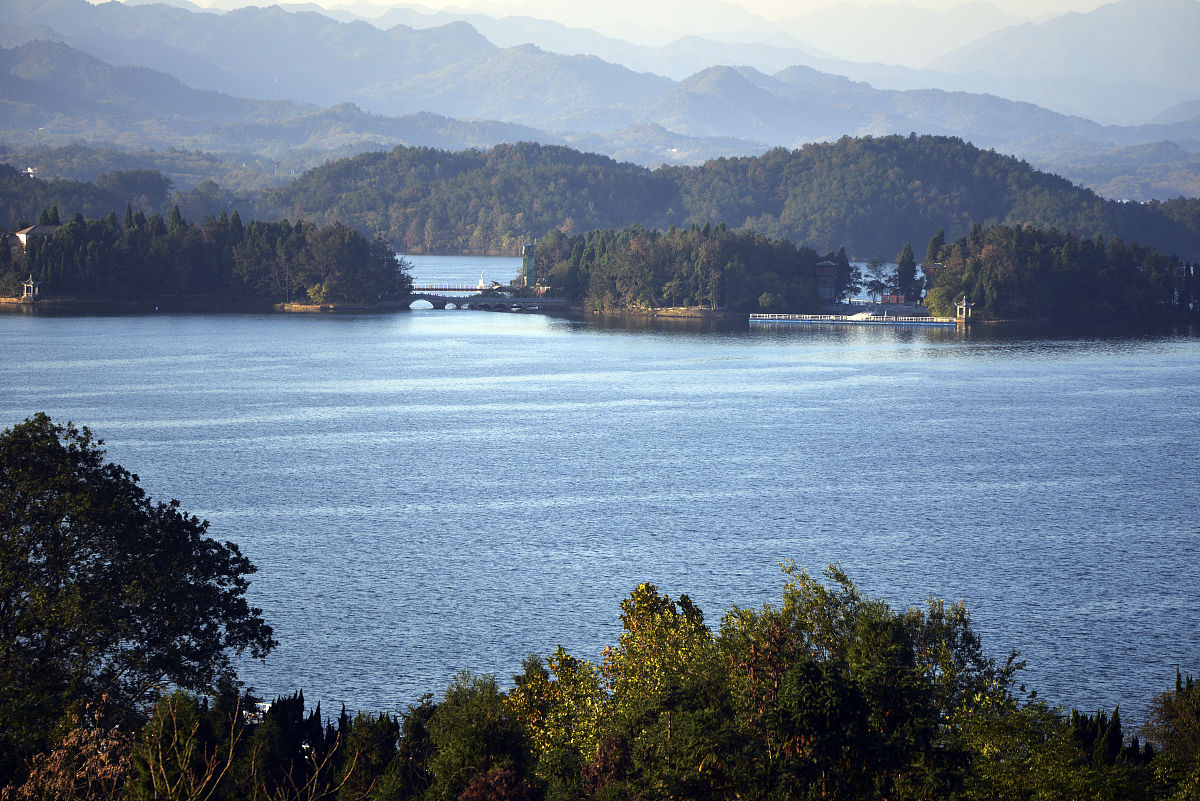 《夕阳下的山野风景》