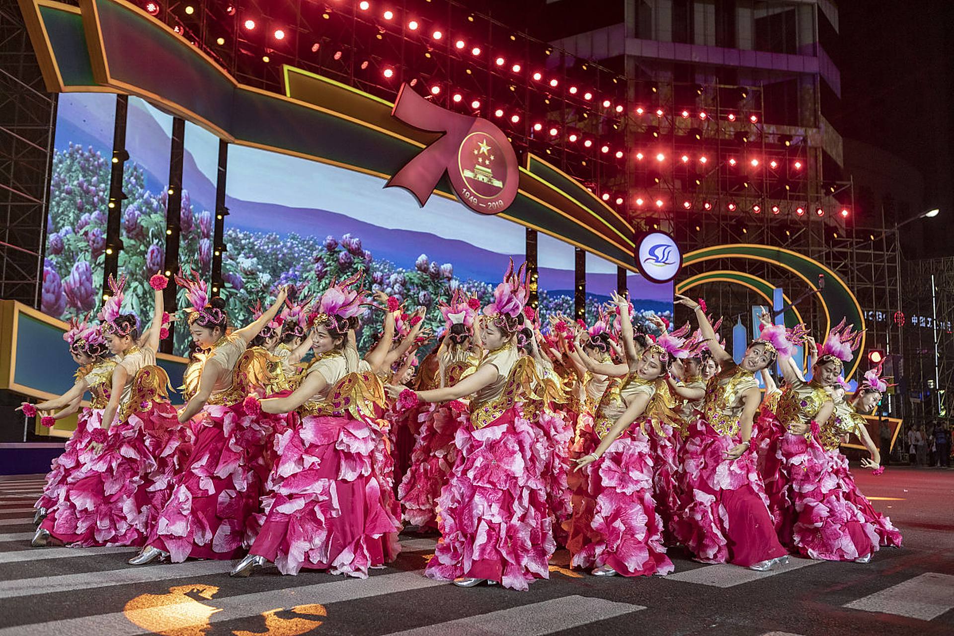 恒大歌舞团,这是由许家印亲自挑选的美女组成的歌舞团,曾经是他的后