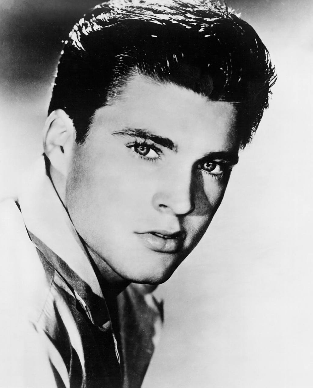 最帅男星被曝遭女友长期控制霸凌 法国影星阿兰·德龙的子女发表声明