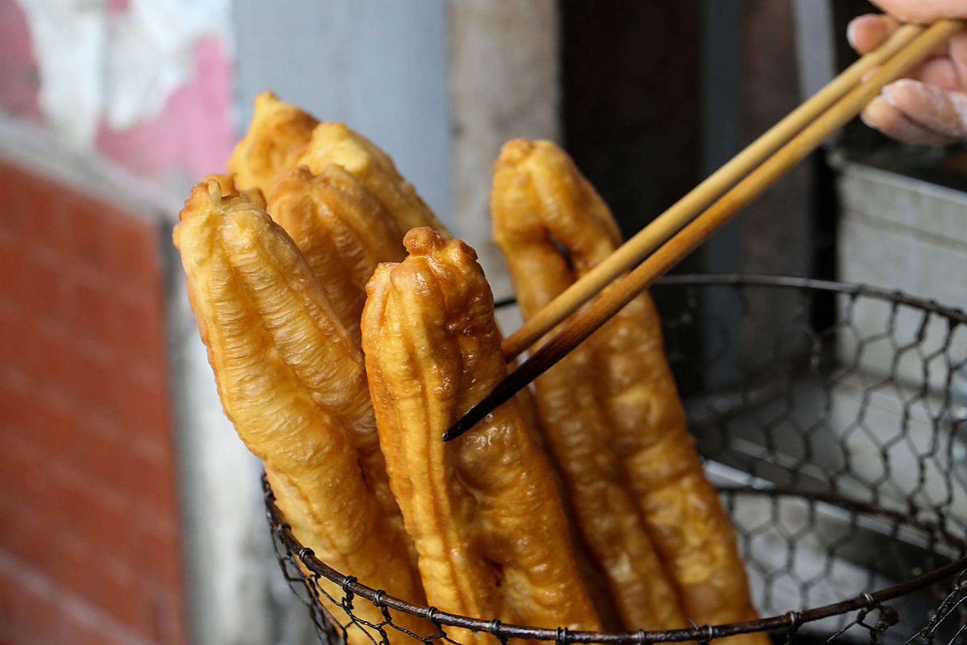 临清"麻糖"  临清果子(也叫麻糖,油条),明万历年间,中官马堂来临清横